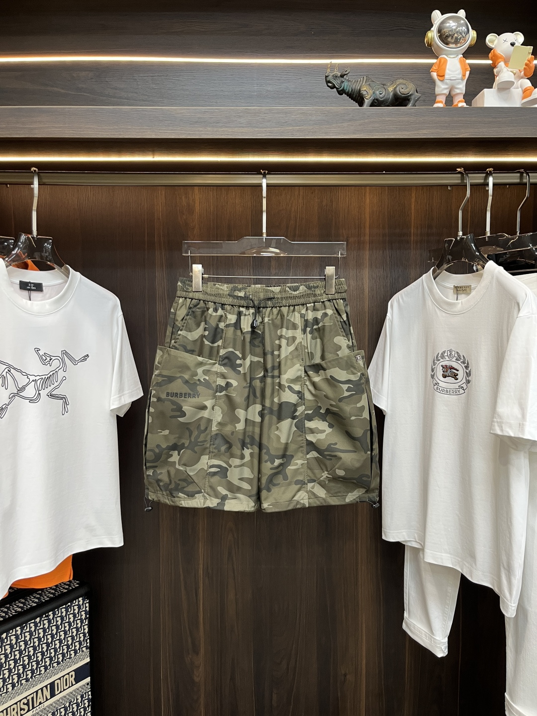 NO:152815,The main recommendation is Burberry Ss Summer New Burberry Men's Casual Shorts, a high-end version!  Customized fabrics for counters are breathable and comfortable, with impeccable details, and the brand element design concept reflects high quality. The feel is delicate and soft!  It is casually cut, with a great upper body style!  Size: M-3XL H new model first launch, burberry, burberry, shorts, alexander wang19860909主推 Burberry ss夏季新款巴宝莉男士休闲短裤,高端版本！专柜定制面料 透气舒适度高,细节无可挑剔,品牌元素设计理念,体现高品质.手感细腻柔软！呈现休闲裁剪,上身版型超赞！ 尺码:M-3XL H新款首发,,burberry,burberry,shorts,alexander wang,Men's clothing