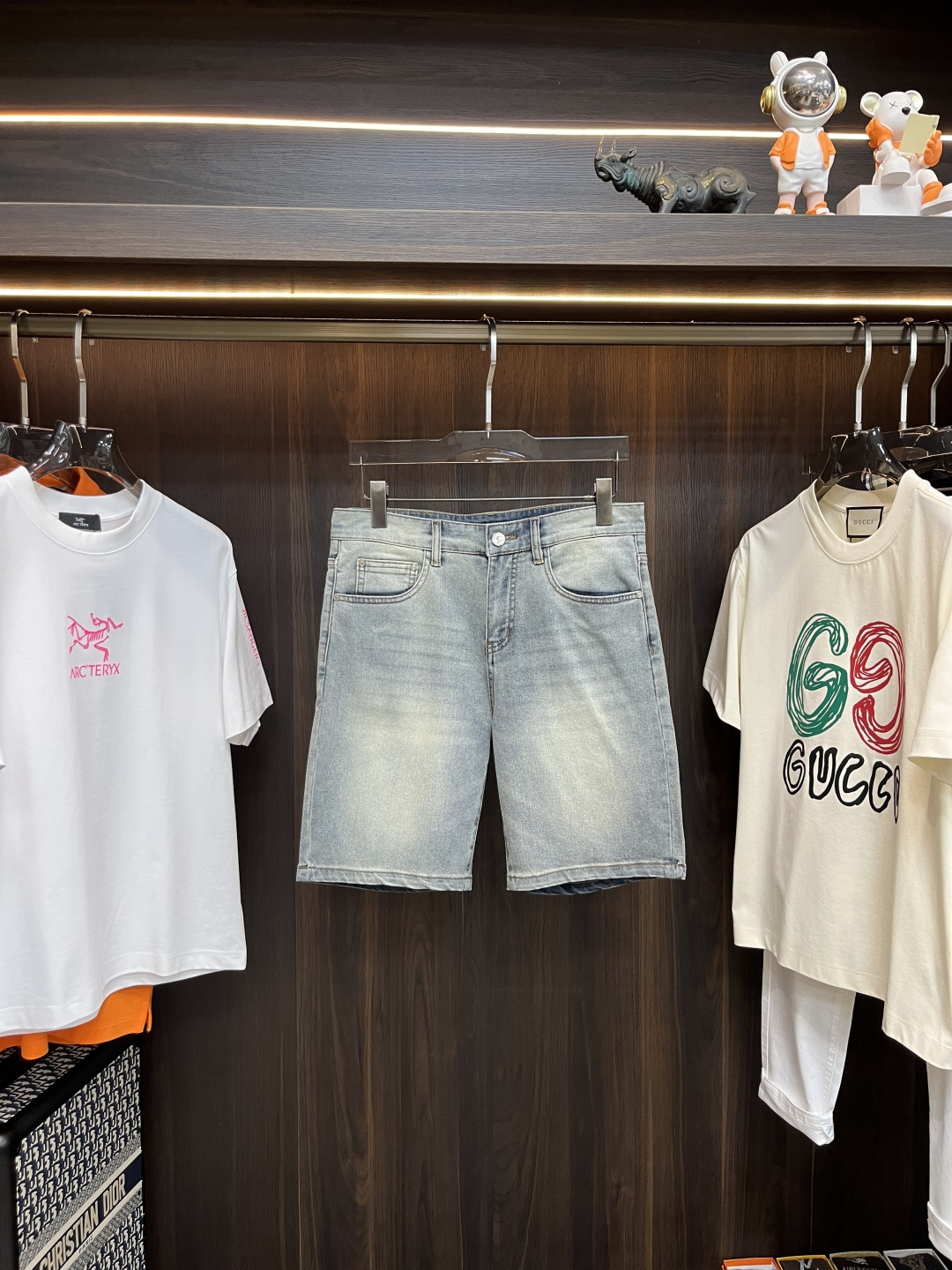 NO:152820,The main recommendation is Gucci Ss Summer New Gucci Men's Casual Denim Shorts, a high-end version!  Customized fabrics for counters are breathable and comfortable, with impeccable details, and the brand element design concept reflects high quality. The feel is delicate and soft!  It is casually cut, with a great upper body style!  Size: 29-38 H new model first release, gucci, gucci, shorts, alexander wang19860909主推 Gucci ss夏季新款古驰男士休闲牛仔短裤,高端版本！专柜定制面料 透气舒适度高,细节无可挑剔,品牌元素设计理念,体现高品质.手感细腻柔软！呈现休闲裁剪,上身版型超赞！ 尺码:29-38 H新款首发,,gucci,gucci,shorts,alexander wang,Men's clothing