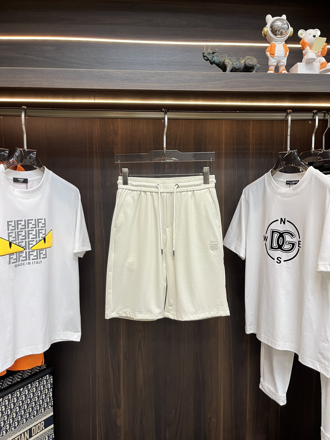 NO:152825,The main recommendation is Givenchy SS Summer New Givenchy Men's Casual Denim Shorts, a high-end version!  Customized fabrics for counters are breathable and comfortable, with impeccable details, and the brand element design concept reflects high quality. The feel is delicate and soft!  It is casually cut, with a great upper body style!  Size: 29-38 H new model first release, given , given , given , shorts , alexander wang19860909主推 Givenchy ss夏季新款纪梵希男士休闲牛仔短裤,高端版本！专柜定制面料 透气舒适度高,细节无可挑剔,品牌元素设计理念,体现高品质.手感细腻柔软！呈现休闲裁剪,上身版型超赞！ 尺码:29-38 H新款首发,,givenchy,givenchy,shorts,alexander wang,Men's clothing