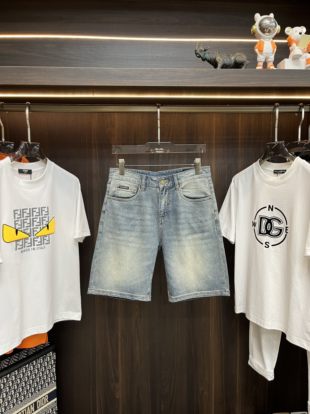 NO:152829,The main recommendation is D&G ss summer new Dolce & Gabbana men's casual denim shorts, high-end version!  Customized fabrics for counters are breathable and comfortable, with impeccable details, and the brand element design concept reflects high quality. The feel is delicate and soft!  It is casually cut, with a great upper body style!  Size: 29-38 H new model first launch, Dolce & Gabbana, Dolce & Gabbana, shorts, alexander wang19860909主推 D&G ss夏季新款杜嘉班纳男士休闲牛仔短裤,高端版本！专柜定制面料 透气舒适度高,细节无可挑剔,品牌元素设计理念,体现高品质.手感细腻柔软！呈现休闲裁剪,上身版型超赞！ 尺码:29-38 H新款首发,,Dolce&Gabbana,Dolce&Gabbana,shorts,alexander wang,Men's clothing