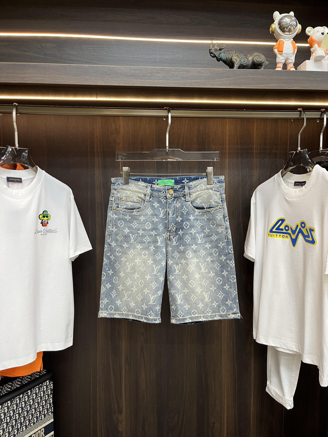 NO:152837,The main recommendation is the new donkey brand men's casual denim shorts in the summer, high-end version!  Customized fabrics for counters are breathable and comfortable, with impeccable details, and the brand element design concept reflects high quality. The feel is delicate and soft!  It is casually cut, with a great upper body style!  Size: 29-38 H new model first release, louis vuitton,louis vuitton, shorts,alexander wang19860909主推 LV ss夏季新款驴牌男士休闲牛仔短裤,高端版本！专柜定制面料 透气舒适度高,细节无可挑剔,品牌元素设计理念,体现高品质.手感细腻柔软！呈现休闲裁剪,上身版型超赞！ 尺码:29-38 H新款首发,,louis vuitton,louis vuitton,shorts,alexander wang,Men's clothing