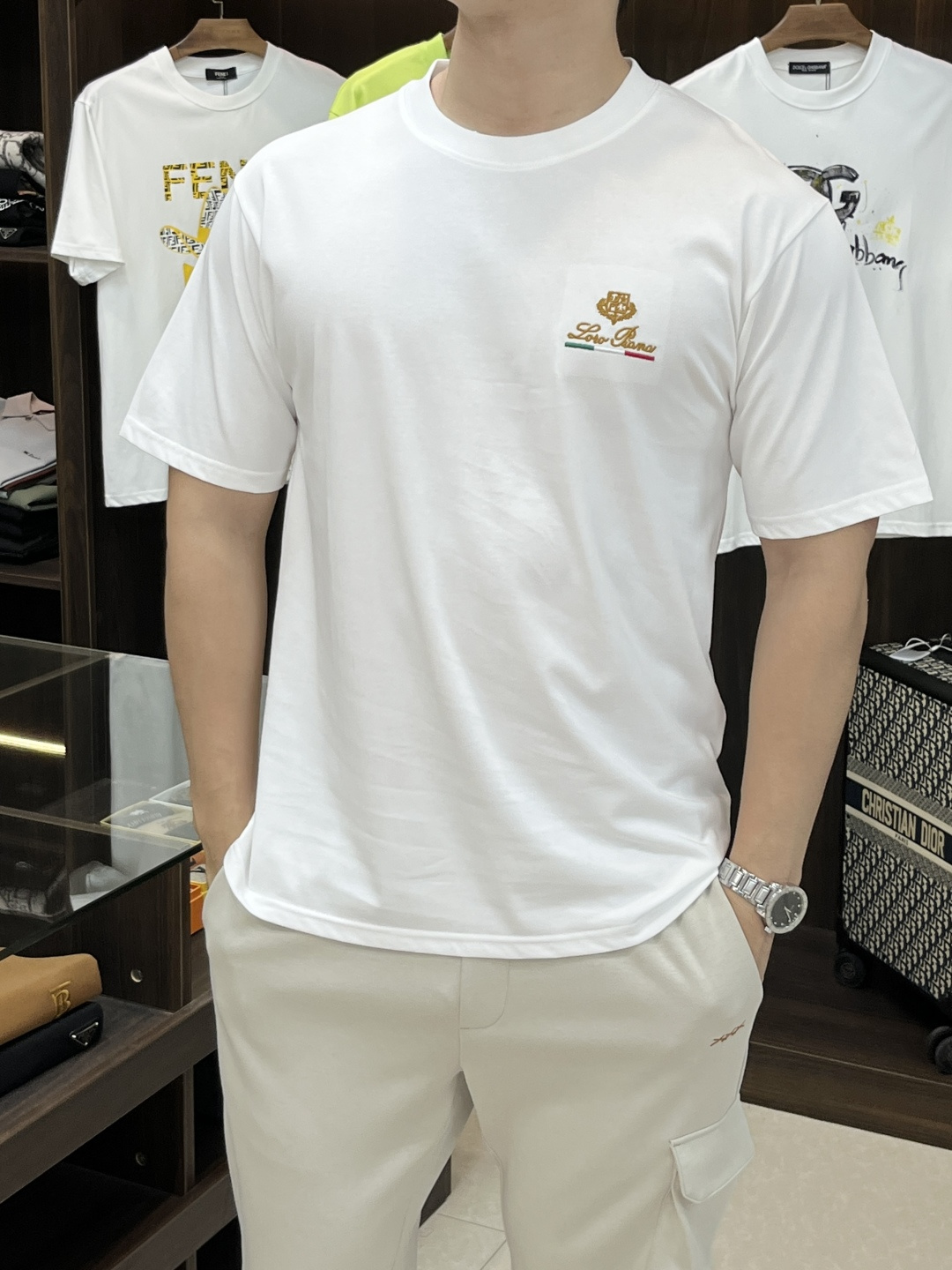 NO:152840,The main recommendation LP is exclusively designed for new spring LP fashionable casual round neck short sleeves, pure cotton fabric original single craft high-end European version original single T-shirt, trendy and fashionable casual half-sleeved, breathable and comfortable, impeccable details, brand element design concept, reflecting high quality. It presents casual cut, and the upper body style is superb!  The new model of the code s-xxl H is launched, loro piana, T-shirt, tees, t-shirt, alexander wang19860909主推 LP 独家专供春季新款LP时尚休闲圆领短袖,纯棉面料原单工艺高端欧版原单T恤,潮流时尚休闲半袖 透气舒适度高,细节无可挑剔,品牌元素设计理念,体现高品质.呈现休闲裁剪,上身版型超赞！ 码数s-xxl H新款首发,,loro piana,T-shirt,tees，t-shirt,alexander wang,Men's clothing