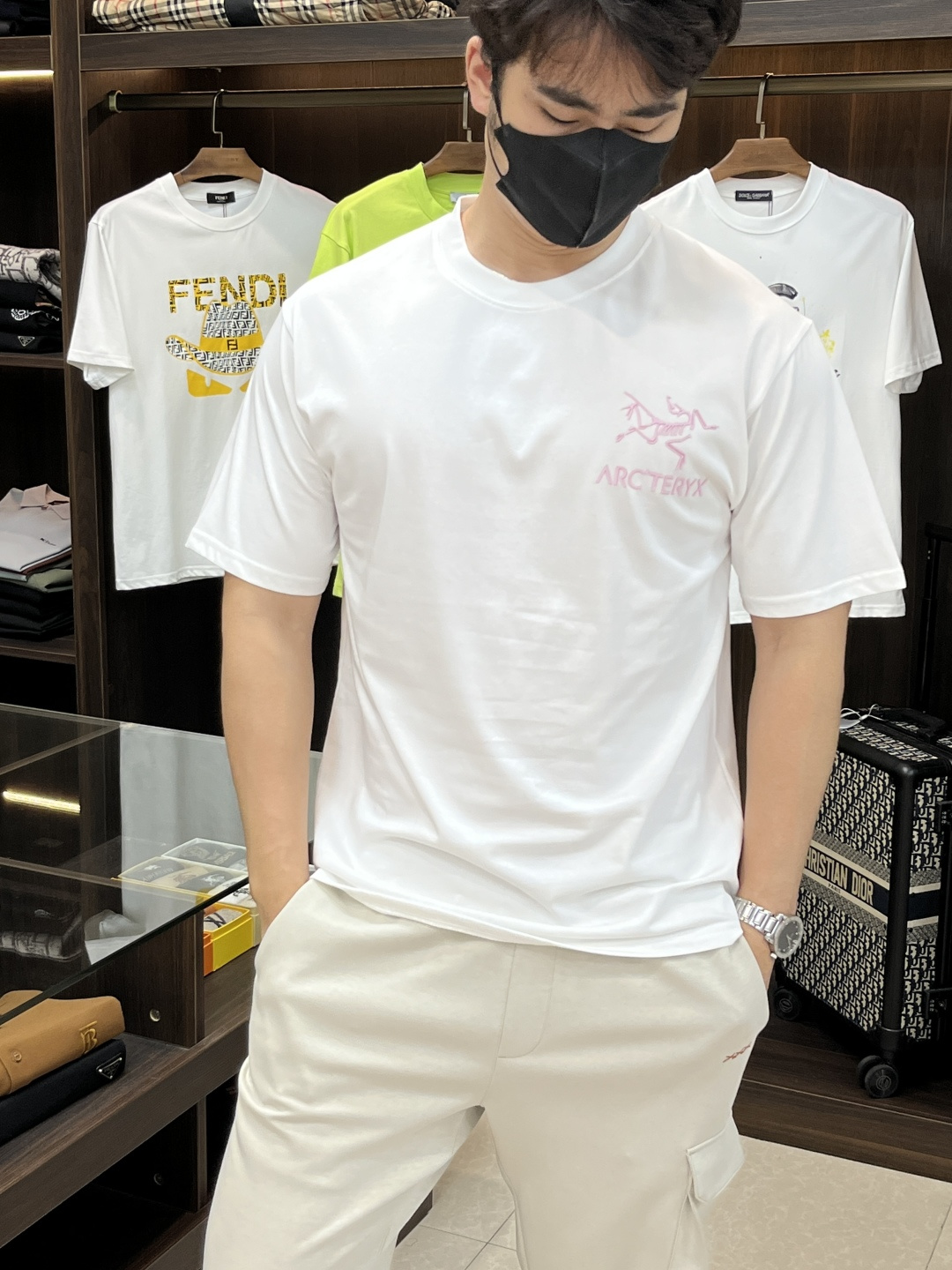 NO:152844,The main recommendation is Archaeopteryx. It is exclusively designed for spring new fashionable and casual round neck short sleeves, pure cotton fabric original single craft high-end European version original single T-shirt, trendy and fashionable casual half-sleeved, breathable and comfortable, impeccable details, brand element design concept, reflecting high quality. It presents casual cut, and the upper body style is excellent!  Code s-xxl H new model first release, arc'teryx, T-shirt,tees, t-shirt,alexander wang19860909主推 始祖鸟 独家专供春季新款时尚休闲圆领短袖,纯棉面料原单工艺高端欧版原单T恤,潮流时尚休闲半袖 透气舒适度高,细节无可挑剔,品牌元素设计理念,体现高品质.呈现休闲裁剪,上身版型超赞！ 码数s-xxl H新款首发,arc'teryx,T-shirt,tees，t-shirt,alexander wang,Men's clothing