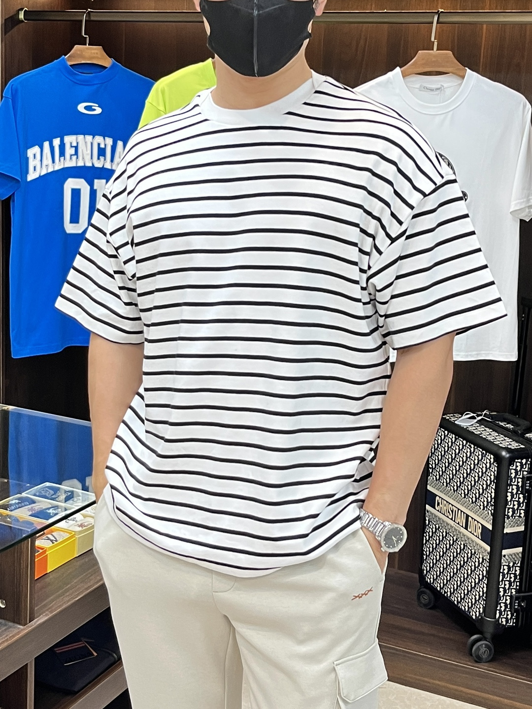 NO:152854,The main recommendation is LP exclusively for new trendy men's fashionable casual short-sleeved T-shirts. The new spring casual round neck short-sleeved T-shirts, high-end European version original single trendy fashion boutique!  High breathability and comfort, impeccable details, brand elements design concept, reflecting high quality. It presents casual cut and has a great upper body style!  S-XL H new model debut, loro piana, T-shirt,tees, t-shirt,alexander wang19860909主推 LP 春季独家专供新款潮男时尚休闲短袖T恤.春季新款休闲圆领短袖T恤衫,高端欧版原单潮流时尚精品！透气舒适度高,细节无可挑剔,品牌元素设计理念,体现高品质.呈现休闲裁剪,上身版型超赞！ 码数S-XL H新款首发,,loro piana,T-shirt,tees，t-shirt,alexander wang,Men's clothing