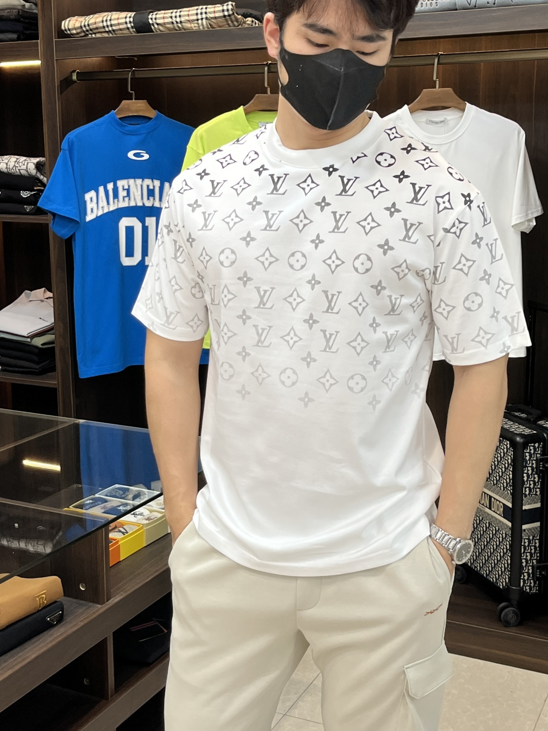 NO:152858,The main recommendation is L V donkey brand. It is exclusively available for new trendy men's fashionable casual short-sleeved T-shirts. The new spring casual round neck short-sleeved T-shirts, high-end European version original single trendy fashion boutique!  High breathability and comfort, impeccable details, brand elements design concept, reflecting high quality. It presents casual cut and has a great upper body style!  S-XL H new model debut, louis vuitton, T-shirt,tees, t-shirt,alexander wang19860909主推 L V 驴牌 春季独家专供新款潮男时尚休闲短袖T恤.春季新款休闲圆领短袖T恤衫,高端欧版原单潮流时尚精品！透气舒适度高,细节无可挑剔,品牌元素设计理念,体现高品质.呈现休闲裁剪,上身版型超赞！ 码数S-XL H新款首发,,louis vuitton,T-shirt,tees，t-shirt,alexander wang,Men's clothing