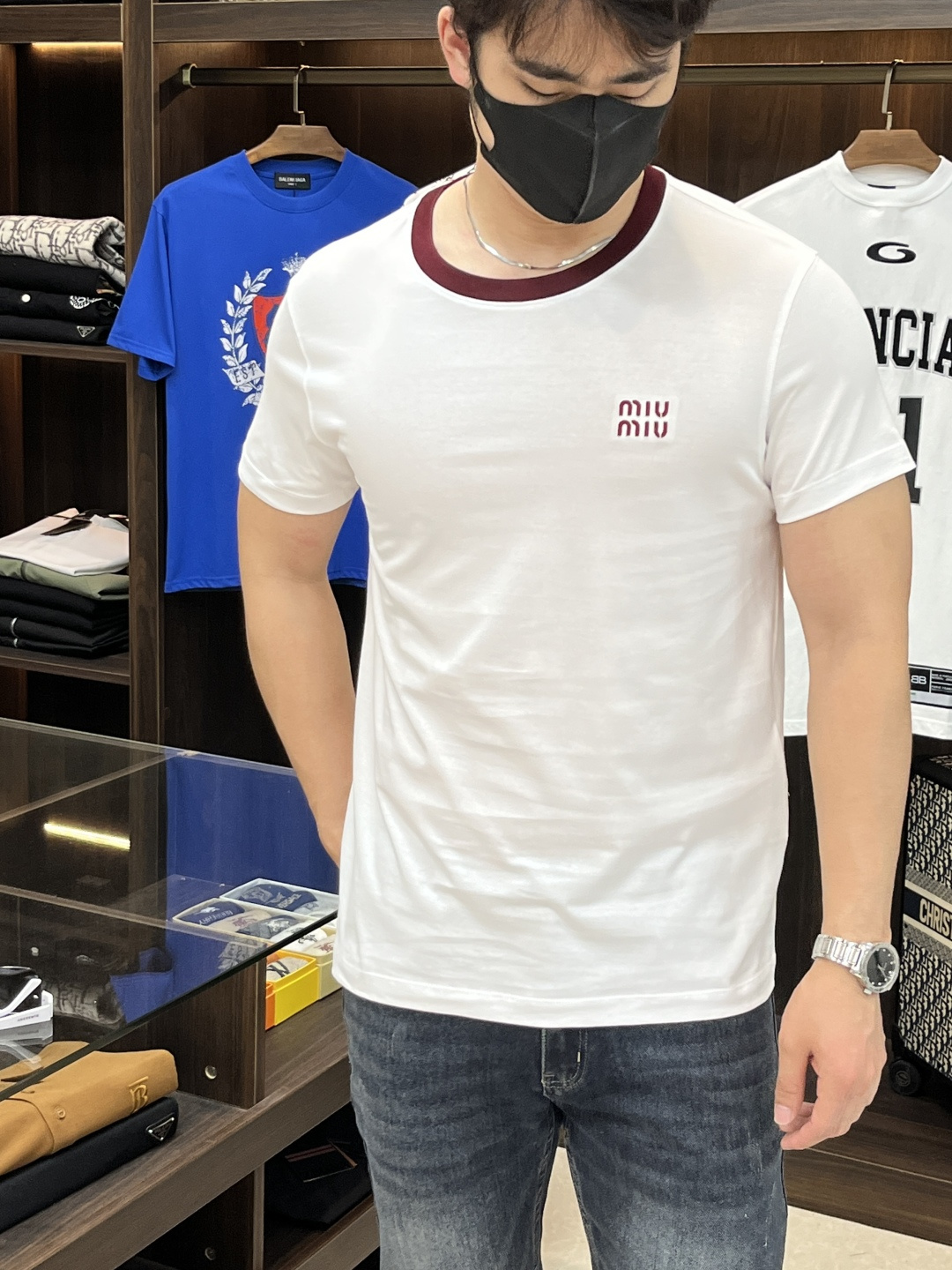 NO:152867,The main recommendation is Miumiu, which is exclusively available for the new autumn style of Miumiu, a fashionable and casual round neck short sleeve, a high-end European version of original single T-shirt, a trendy and fashionable and casual half-sleeved, with high breathability and comfort, impeccable details, and a brand element design concept that reflects high quality. It presents casual cuts, and the upper body style is excellent!  M-XXXL H new model first launch, miumiu, T-shirt,tees, t-shirt,alexander wang19860909主推 Miumiu 独家专供秋季新款缪缪时尚休闲圆领短袖,高端欧版原单T恤,潮流时尚休闲半袖 透气舒适度高,细节无可挑剔,品牌元素设计理念,体现高品质.呈现休闲裁剪,上身版型超赞！ 码数M-XXXL H新款首发,,miumiu,T-shirt,tees，t-shirt,alexander wang,Men's clothing