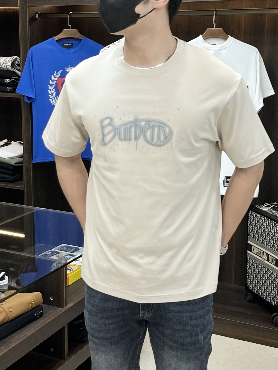 NO:152872,The main recommendation Burberry is exclusively designed for the new autumn Burberry fashion casual round neck short sleeves, high-end European version original single T-shirt, trendy and fashionable casual half-sleeved, breathable and comfortable, impeccable details, brand element design concept, reflecting high quality. It presents casual cut, and the upper body style is superb!  M-XXXL H new model first launch, burberry, burberry, T-shirt, tees, t-shirt, alexander wang19860909主推 Burberry 独家专供秋季新款巴宝莉时尚休闲圆领短袖,高端欧版原单T恤,潮流时尚休闲半袖 透气舒适度高,细节无可挑剔,品牌元素设计理念,体现高品质.呈现休闲裁剪,上身版型超赞！ 码数M-XXXL H新款首发,,burberry,burberry,T-shirt,tees，t-shirt,alexander wang,Men's clothing