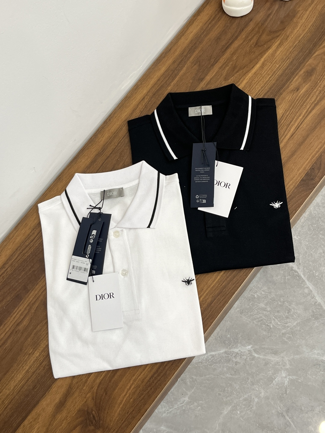 NO:152878,The main recommendation Dior is exclusively designed for the new autumn Dior fashion casual lapel short sleeves, high-end European version original single T-shirt, trendy and fashionable casual half-sleeved, breathable and comfortable, impeccable details, brand element design concept, reflecting high quality. It presents casual cut, and the upper body style is superb!  S-XL H new model first release, dior, dior, T-shirt, tees, t-shirt, alexander wang19860909主推 Dior 独家专供秋季新款迪奥时尚休闲翻领短袖,高端欧版原单T恤,潮流时尚休闲半袖 透气舒适度高,细节无可挑剔,品牌元素设计理念,体现高品质.呈现休闲裁剪,上身版型超赞！ 码数S-XL H新款首发,,dior,dior,T-shirt,tees，t-shirt,alexander wang,Men's clothing