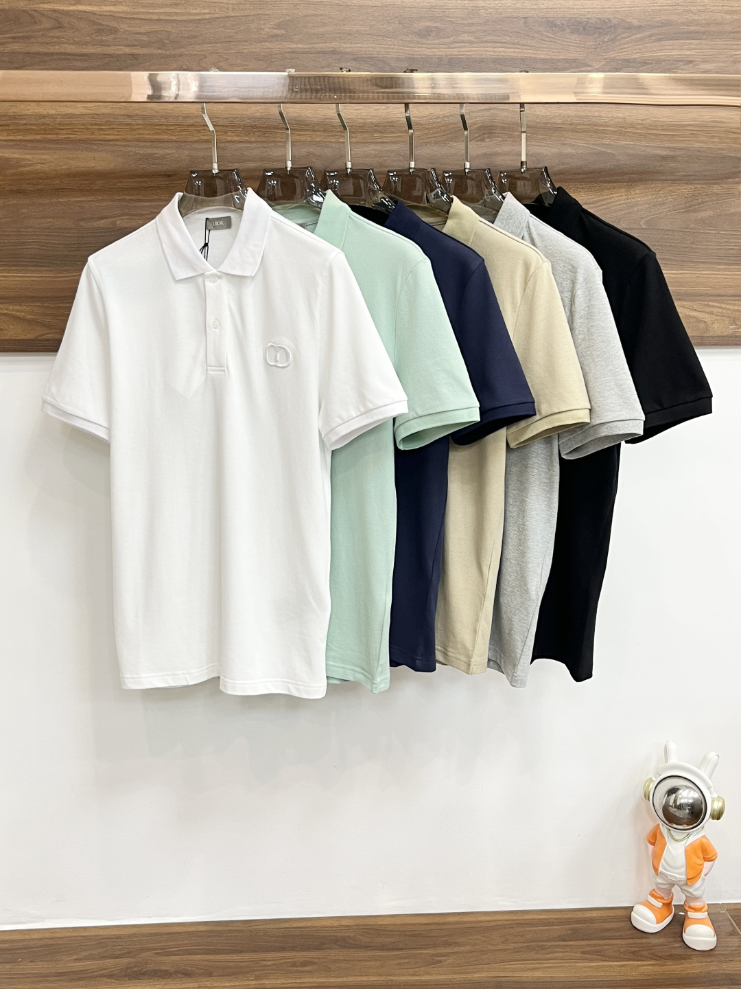 NO:152889,The main recommendation Dior is exclusively designed for the new autumn Dior fashion casual lapel short sleeves, high-end European version original single T-shirt, trendy and fashionable casual half-sleeved, breathable and comfortable, impeccable details, brand element design concept, reflecting high quality. It presents casual cut, and the upper body style is superb!  S-XL H new model first release, dior, dior, T-shirt, tees, t-shirt, alexander wang19860909主推 Dior 独家专供秋季新款迪奥时尚休闲翻领短袖,高端欧版原单T恤,潮流时尚休闲半袖 透气舒适度高,细节无可挑剔,品牌元素设计理念,体现高品质.呈现休闲裁剪,上身版型超赞！ 码数S-XL H新款首发,,dior,dior,T-shirt,tees，t-shirt,alexander wang,Men's clothing