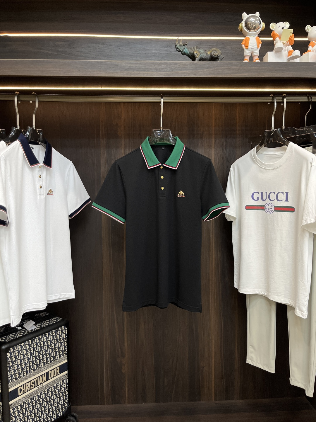 NO:155671,The main recommendation Gucci is exclusively designed for the new spring Gucci fashion casual lapel short sleeves, mercerized pure cotton short sleeves, cool, breathable and sweat-absorbing original single craft high-end European version original single T-shirt, trendy and fashionable casual half-sleeved, breathable and comfortable, impeccable details, brand element design concept, reflecting high quality. It presents casual cut, and the upper body style is superb!  Code Number M-3XL H2025 new model first release, gucci, gucci, T-shirt, tees, t-shirt, alexander wang19860909主推 Gucci 独家专供春季新款古驰时尚休闲翻领短袖,丝光纯棉短袖,凉爽透气吸汗原单工艺高端欧版原单T恤,潮流时尚休闲半袖 透气舒适度高,细节无可挑剔,品牌元素设计理念,体现高品质.呈现休闲裁剪,上身版型超赞！码数M-3XL H2025新款首发,,gucci,gucci,T-shirt,tees，t-shirt,alexander wang,Men's clothing