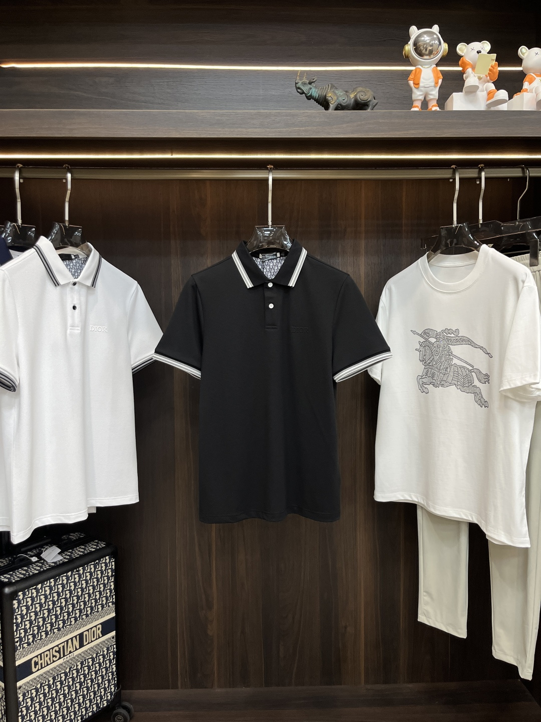 NO:155642,The main recommendation Dior is exclusively designed for the new spring Dior fashion casual lapel short sleeves, mercerized pure cotton short sleeves, cool, breathable and sweat-absorbing original single craft high-end European version original single T-shirt, trendy and fashionable casual half-sleeved, breathable and comfortable, impeccable details, brand element design concept, reflecting high quality. It presents casual cut, and the upper body style is superb!  Code Number M-3XL H2025 new model first release, dior, dior, T-shirt, tees, t-shirt, alexander wang19860909主推 Dior 独家专供春季新款迪奥时尚休闲翻领短袖,丝光纯棉短袖,凉爽透气吸汗原单工艺高端欧版原单T恤,潮流时尚休闲半袖 透气舒适度高,细节无可挑剔,品牌元素设计理念,体现高品质.呈现休闲裁剪,上身版型超赞！码数M-3XL H2025新款首发,,dior,dior,T-shirt,tees，t-shirt,alexander wang,Men's clothing