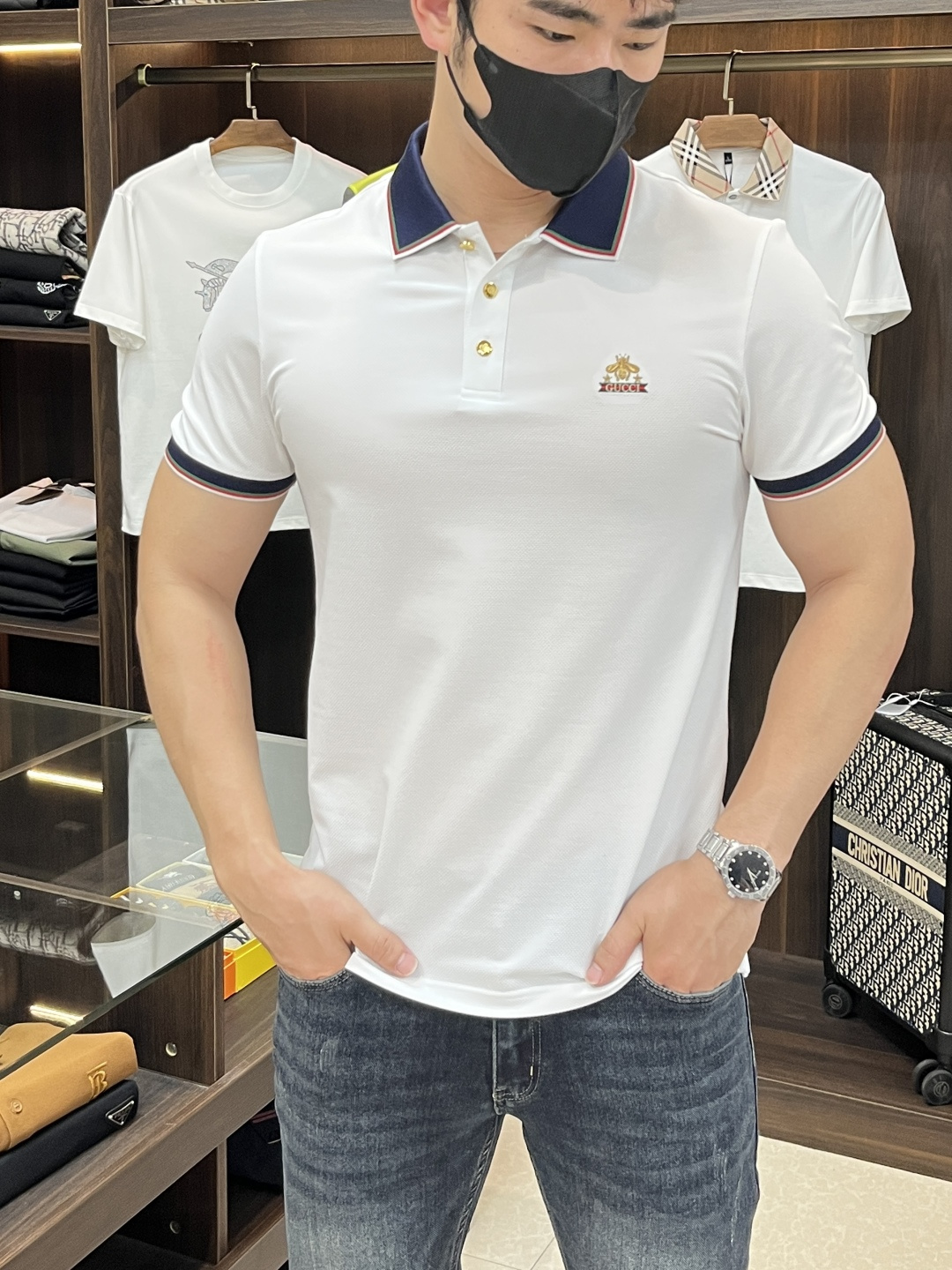 NO:152861,The main recommendation Gucci is exclusively designed for the new spring Gucci fashion casual lapel short sleeves, mercerized pure cotton short sleeves, cool, breathable and sweat-absorbing original single craft high-end European version original single T-shirt, trendy and fashionable casual half-sleeved, breathable and comfortable, impeccable details, brand element design concept, reflecting high quality. It presents casual cut, and the upper body style is superb!  M-3XL H new model first launch, gucci, gucci, T-shirt, tees, t-shirt, alexander wang19860909主推 Gucci 独家专供春季新款古驰时尚休闲翻领短袖,丝光纯棉短袖,凉爽透气吸汗原单工艺高端欧版原单T恤,潮流时尚休闲半袖 透气舒适度高,细节无可挑剔,品牌元素设计理念,体现高品质.呈现休闲裁剪,上身版型超赞！码数M-3XL H新款首发,,gucci,gucci,T-shirt,tees，t-shirt,alexander wang,Men's clothing