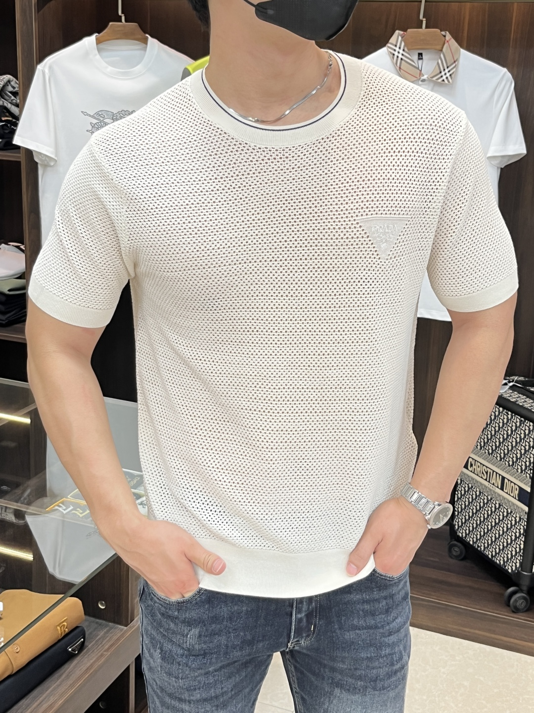 NO:152866,The main recommendation is PRADA 25SS new hollow lapel~ The round neck shirt is made of hollow ice silk cotton fabric, and the design is inspired by traditional sportswear. The exquisite embroidered lettering logo details decorate the body, adding iconic special elements. Prada is used to blend traditional silhouettes with innovative fabrics to create a new style. There are two types of lapel round necks to choose from, which are the same as men and women. It is highly recommended!  Color blue off-white Size 46 48 50 52,,prada,prada,alexander wang19860909主推 PRADA 普拉达 25SS新款镂空翻领~圆领衫这款采用镂空冰丝棉质面料打造,设计灵感源自传统运动着装.精美的刺绣刻字徽标细节装饰衣身,平添标志性的特色元素.Prada惯将传统廓形与创新性面料融合,塑造出新颖格调有翻领圆领两款可供选择,男女同款,强烈推荐！ 颜色蓝色 米白色 尺码46 48 50 52,,prada,prada,alexander wang,Men's clothing