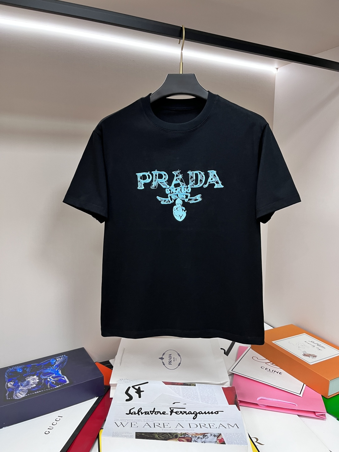 NO:476070,The main recommendation is Prada exclusively for the new autumn Prada fashion casual round neck short sleeves, high-density 320g pure cotton fabric, high-end needle embroidery, high-end European version original single T-shirt, trendy and fashionable casual half-sleeved, high breathable and comfortable, impeccable details, brand element design concept, reflecting high quality. It presents casual cut, and the upper body style is superb!  Code Number M-3XL H2025 new model first release, prada, prada, T-shirt, tees, t-shirt, alexander wang19860909主推 Prada 独家专供秋季新款普拉达时尚休闲圆领短袖,高密度320克纯棉面料,高级密针刺绣、高端欧版原单T恤,潮流时尚休闲半袖 透气舒适度高,细节无可挑剔,品牌元素设计理念,体现高品质.呈现休闲裁剪,上身版型超赞！码数M-3XL H2025新款首发,,prada,prada,T-shirt,tees，t-shirt,alexander wang,Men's clothing