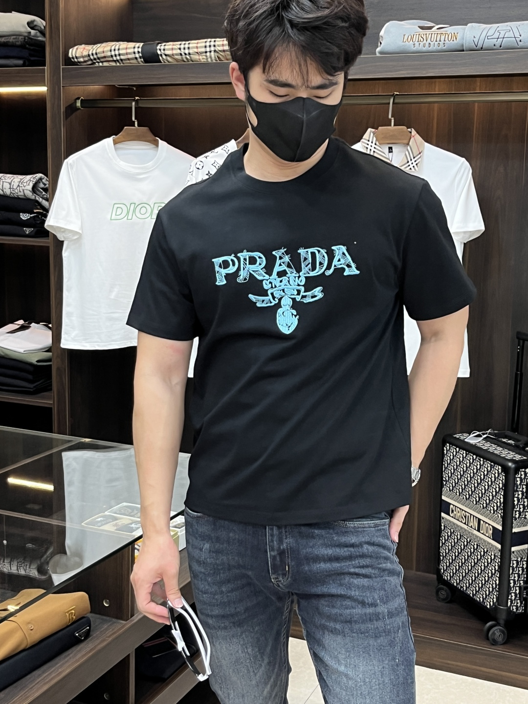 NO:152871,The main recommendation is Prada exclusively for the new autumn Prada fashion casual round neck short sleeves, high-density 320g pure cotton fabric, high-end needle embroidery, high-end European version original single T-shirt, trendy and fashionable casual half-sleeved, high breathable and comfortable, impeccable details, brand element design concept, reflecting high quality. It presents casual cut, and the upper body style is superb!  M-3XL H new model debut, prada, prada, T-shirt,tees, t-shirt,alexander wang19860909主推 Prada 独家专供秋季新款普拉达时尚休闲圆领短袖,高密度320克纯棉面料,高级密针刺绣、高端欧版原单T恤,潮流时尚休闲半袖 透气舒适度高,细节无可挑剔,品牌元素设计理念,体现高品质.呈现休闲裁剪,上身版型超赞！码数M-3XL H新款首发,,prada,prada,T-shirt,tees，t-shirt,alexander wang,Men's clothing