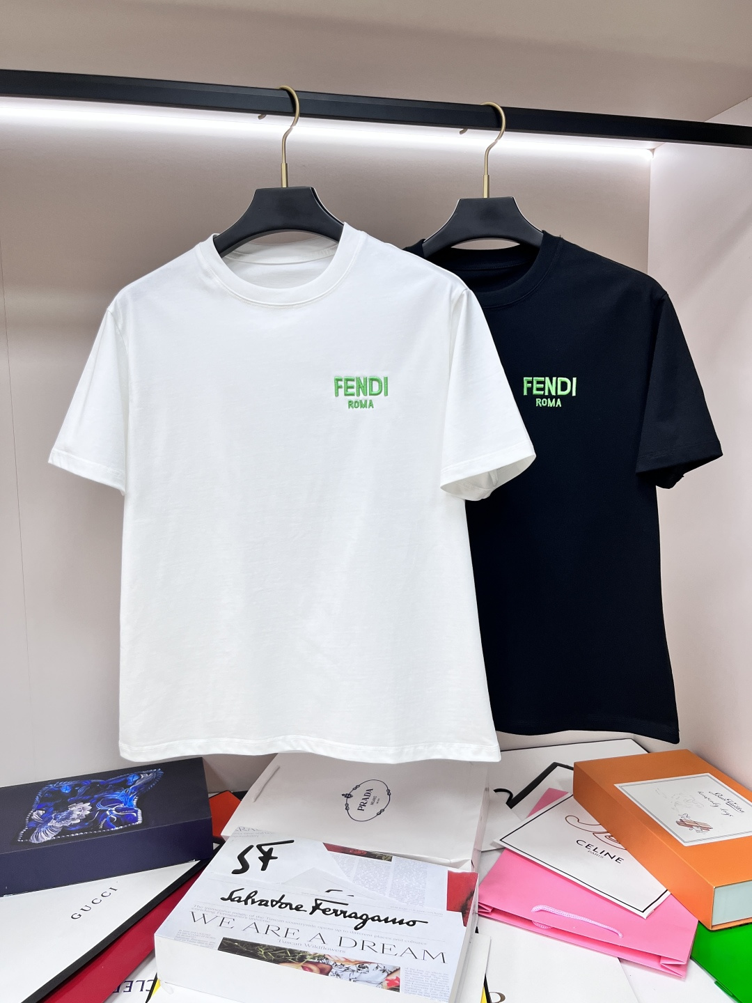 NO:476075,The main recommendation Fendi is exclusively designed for the new autumn Fendi fashion casual round neck short sleeves, high-density 320g pure cotton fabric, high-end needle embroidery, high-end European version original single T-shirt, trendy and fashionable casual half-sleeved, breathable and comfortable, impeccable details, brand element design concept, reflecting high quality. It presents casual cut, and the upper body style is superb!  Code Number M-3XL H2025 new model first release, fendi, fendi, T-shirt, tees, t-shirt, alexander wang19860909主推 Fendi 独家专供秋季新款芬迪时尚休闲圆领短袖,高密度320克纯棉面料,高级密针刺绣、高端欧版原单T恤,潮流时尚休闲半袖 透气舒适度高,细节无可挑剔,品牌元素设计理念,体现高品质.呈现休闲裁剪,上身版型超赞！码数M-3XL H2025新款首发,,fendi,fendi,T-shirt,tees，t-shirt,alexander wang,Men's clothing