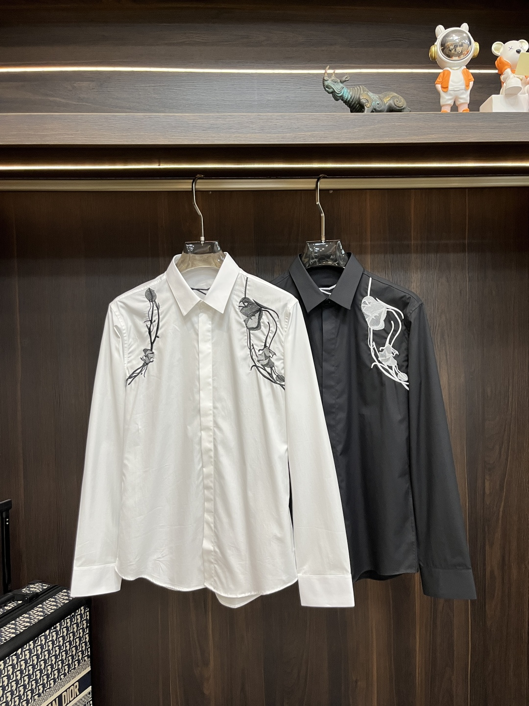 NO:152891,The main recommendation is Givenchy Givenchy's latest men's essential shirt, natural cotton, comfortable and breathable, original single product, original fabric, soft and comfortable, high-end and luxurious upper body, sufficiently stylish grade, this shirt is proud to make you satisfied and face! Size 38-40-42-44-46-48 New H model first release, given, given, given, given, shirts, alexander wang19860909主推 Givenchy 纪梵希 专柜最新款男士必备款衬衫,天然棉,舒服透气,原单狠货,原版面料,柔软舒适,上身高端又奢华,足够场面的档次,这款衬衫无不骄傲的让你满意有面子! 尺码38-40-42-44-46-48 H新款首发,,givenchy,givenchy,shirts,alexander wang,Men's clothing