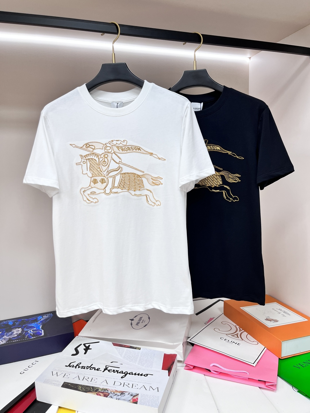 NO:155611,The main recommendation Burberry is exclusively designed for the new spring Burberry fashion casual round neck short sleeves, wide version high-density 280g pure cotton fabric, high-end needle embroidery, high-end European version original single T-shirt, trendy and fashionable casual half-sleeved, high breathable and comfortable, impeccable details, brand element design concept, reflecting high quality. It presents casual cut, and the upper body style is superb!  S-XXL H new model first launch, burberry, burberry, T-shirt, tees, t-shirt, alexander wang19860909主推 Burberry 独家专供春季新款巴宝莉时尚休闲圆领短袖,阔版高密度280克纯棉面料,高级密针刺绣、高端欧版原单T恤,潮流时尚休闲半袖 透气舒适度高,细节无可挑剔,品牌元素设计理念,体现高品质.呈现休闲裁剪,上身版型超赞！码数S-XXL H新款首发,,burberry,burberry,T-shirt,tees，t-shirt,alexander wang,Men's clothing