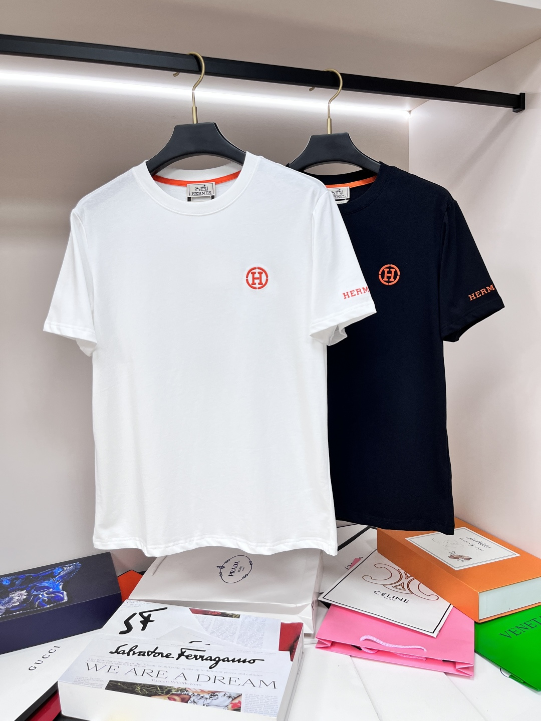 NO:155614,The main recommendation Hermes is exclusively designed for the new spring Hermes fashion casual round neck short sleeves, wide version high-density 280g pure cotton fabric, high-end needle embroidery, high-end European version original single T-shirt, trendy and fashionable casual half-sleeved, breathable and comfortable, impeccable details, brand element design concept, reflecting high quality. It presents casual cut, and the upper body style is superb!  S-XXL H new model first release, hermes, hermes, T-shirt, tees, t-shirt, alexander wang19860909主推 Hermes 独家专供春季新款爱马仕时尚休闲圆领短袖,阔版高密度280克纯棉面料,高级密针刺绣、高端欧版原单T恤,潮流时尚休闲半袖 透气舒适度高,细节无可挑剔,品牌元素设计理念,体现高品质.呈现休闲裁剪,上身版型超赞！码数S-XXL H新款首发,,hermes,hermes,T-shirt,tees，t-shirt,alexander wang,Men's clothing