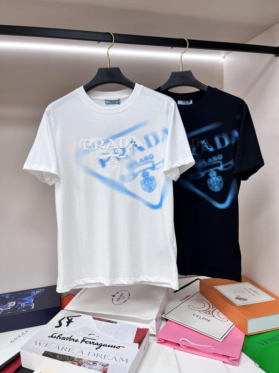 NO:155617,The main recommendation Moncler is exclusively designed for spring new styles of masked fashion casual round neck short sleeves, wide version high-density 280g pure cotton fabric, high-end needle embroidery, high-end European version original single T-shirt, trendy and fashionable casual half-sleeved, breathable and comfortable, impeccable details, brand element design concept, reflecting high quality. It presents casual cut, and the upper body style is superb!  S-XXL H new model first release, christian louboutin, Moncler, T-shirt, tees, t-shirt, alexander wang19860909主推 Moncler 独家专供春季新款蒙口时尚休闲圆领短袖,阔版高密度280克纯棉面料,高级密针刺绣、高端欧版原单T恤,潮流时尚休闲半袖 透气舒适度高,细节无可挑剔,品牌元素设计理念,体现高品质.呈现休闲裁剪,上身版型超赞！码数S-XXL H新款首发,,christian louboutin,Moncler,T-shirt,tees，t-shirt,alexander wang,Men's clothing