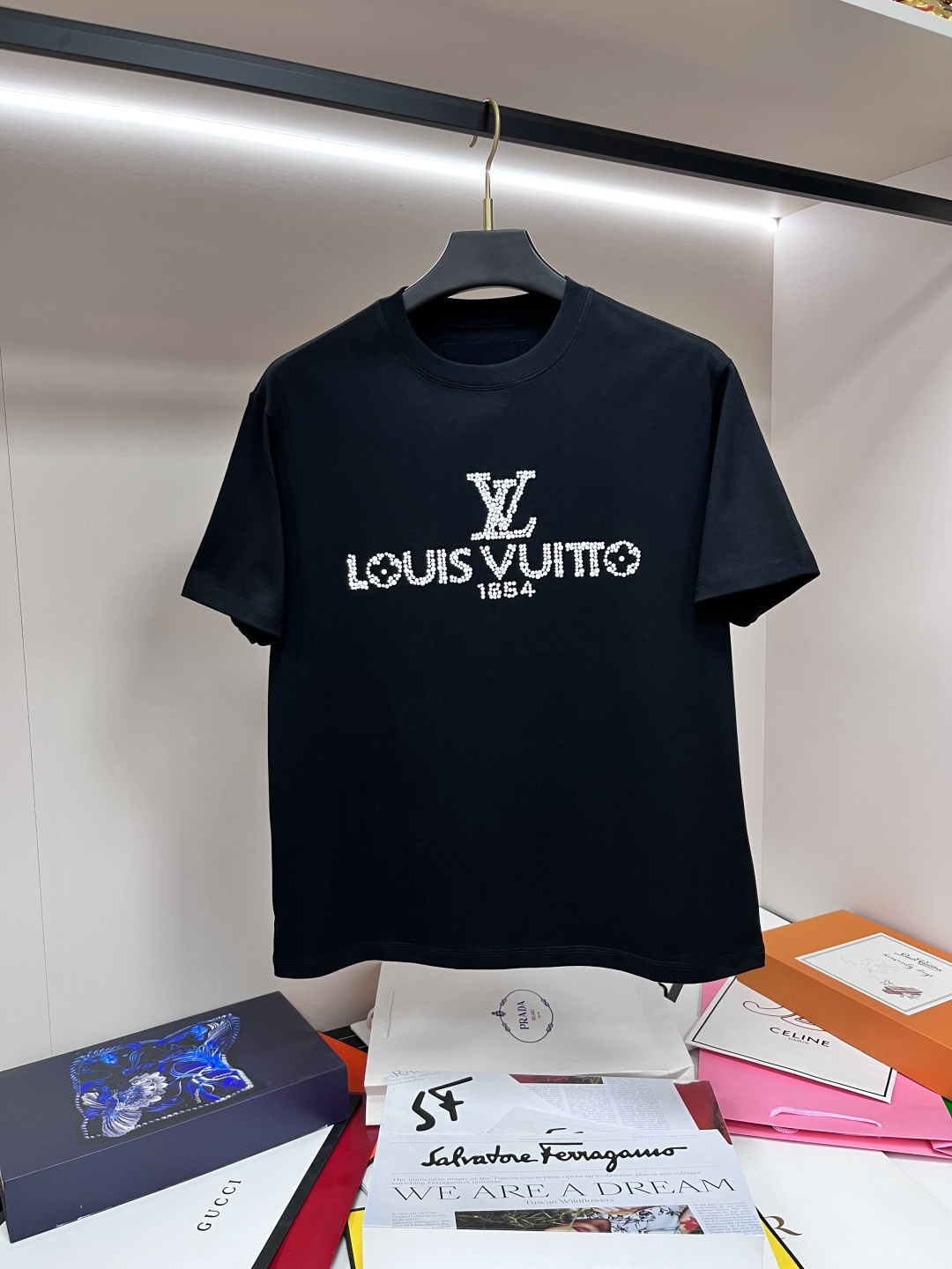 NO:476080,The main recommendation LV is exclusively designed for new autumn donkey brand fashionable casual round neck short sleeves, high-density 320g pure cotton fabric, high-end needle embroidery, high-end European version original single T-shirt, trendy and fashionable casual half-sleeved, high breathable and comfortable, impeccable details, brand element design concept, reflecting high quality. It presents casual cut, and the upper body style is superb!  Code Number M-3XL H2025 new model first release, louis vuitton,louis vuitton,t-shirt,tees,t-shirt,alexander wang19860909主推 LV 独家专供秋季新款驴牌时尚休闲圆领短袖,高密度320克纯棉面料,高级密针刺绣、高端欧版原单T恤,潮流时尚休闲半袖 透气舒适度高,细节无可挑剔,品牌元素设计理念,体现高品质.呈现休闲裁剪,上身版型超赞！码数M-3XL H2025新款首发,,louis vuitton,louis vuitton,T-shirt,tees，t-shirt,alexander wang,Men's clothing