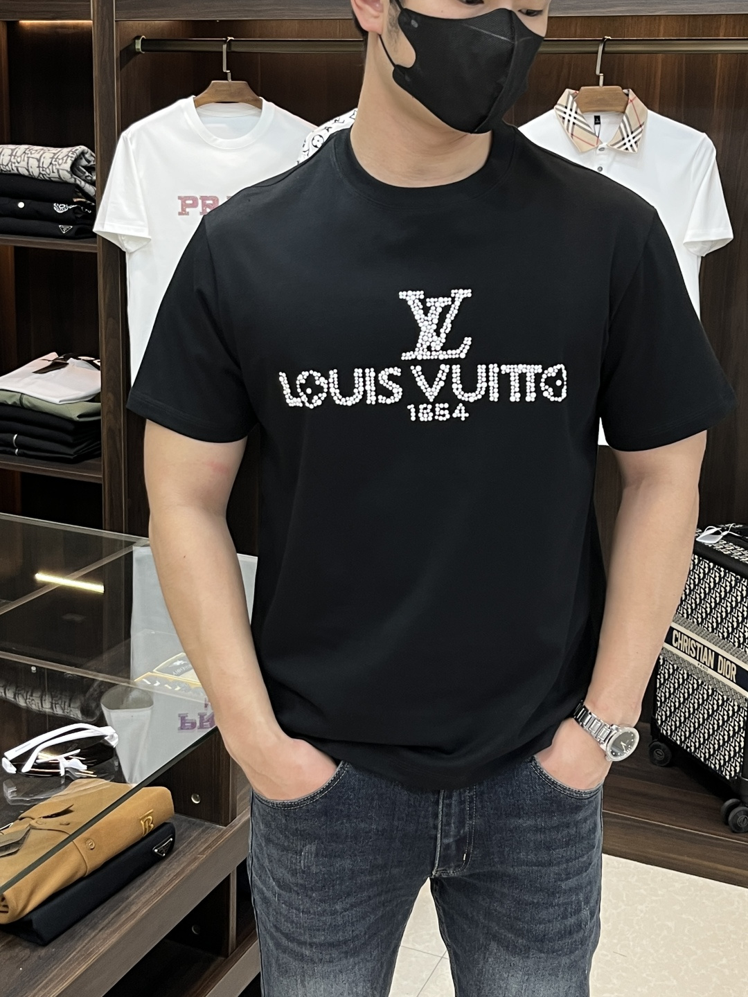 NO:155598,The main recommendation LV is exclusively designed for new autumn donkey brand fashionable casual round neck short sleeves, high-density 320g pure cotton fabric, high-end needle embroidery, high-end European version original single T-shirt, trendy and fashionable casual half-sleeved, high breathable and comfortable, impeccable details, brand element design concept, reflecting high quality. It presents casual cut, and the upper body style is superb!  M-3XL H new model debut, louis vuitton,louis vuitton,t-shirt,tees,t-shirt,alexander wang19860909主推 LV 独家专供秋季新款驴牌时尚休闲圆领短袖,高密度320克纯棉面料,高级密针刺绣、高端欧版原单T恤,潮流时尚休闲半袖 透气舒适度高,细节无可挑剔,品牌元素设计理念,体现高品质.呈现休闲裁剪,上身版型超赞！码数M-3XL H新款首发,,louis vuitton,louis vuitton,T-shirt,tees，t-shirt,alexander wang,Men's clothing