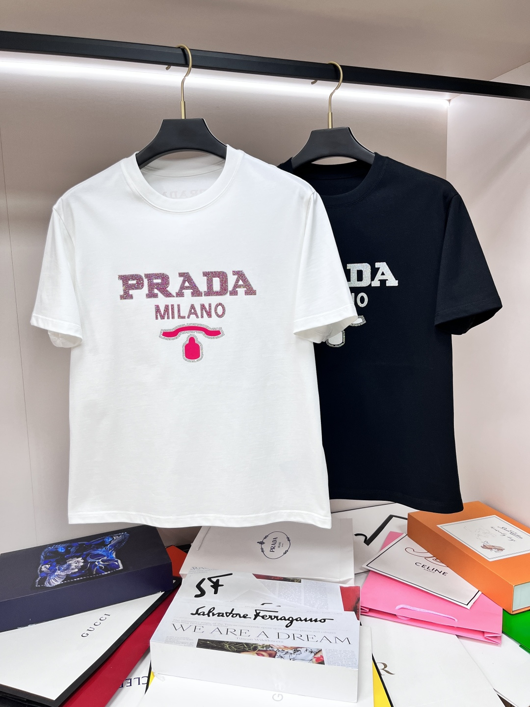 NO:476085,The main recommendation is Prada exclusively for the new autumn Prada fashion casual round neck short sleeves, high-density 320g pure cotton fabric, high-end needle embroidery, high-end European version original single T-shirt, trendy and fashionable casual half-sleeved, high breathable and comfortable, impeccable details, brand element design concept, reflecting high quality. It presents casual cut, and the upper body style is superb!  Code Number M-3XL H2025 new model first release, prada, prada, T-shirt, tees, t-shirt, alexander wang19860909主推 Prada 独家专供秋季新款普拉达时尚休闲圆领短袖,高密度320克纯棉面料,高级密针刺绣、高端欧版原单T恤,潮流时尚休闲半袖 透气舒适度高,细节无可挑剔,品牌元素设计理念,体现高品质.呈现休闲裁剪,上身版型超赞！码数M-3XL H2025新款首发,,prada,prada,T-shirt,tees，t-shirt,alexander wang,Men's clothing