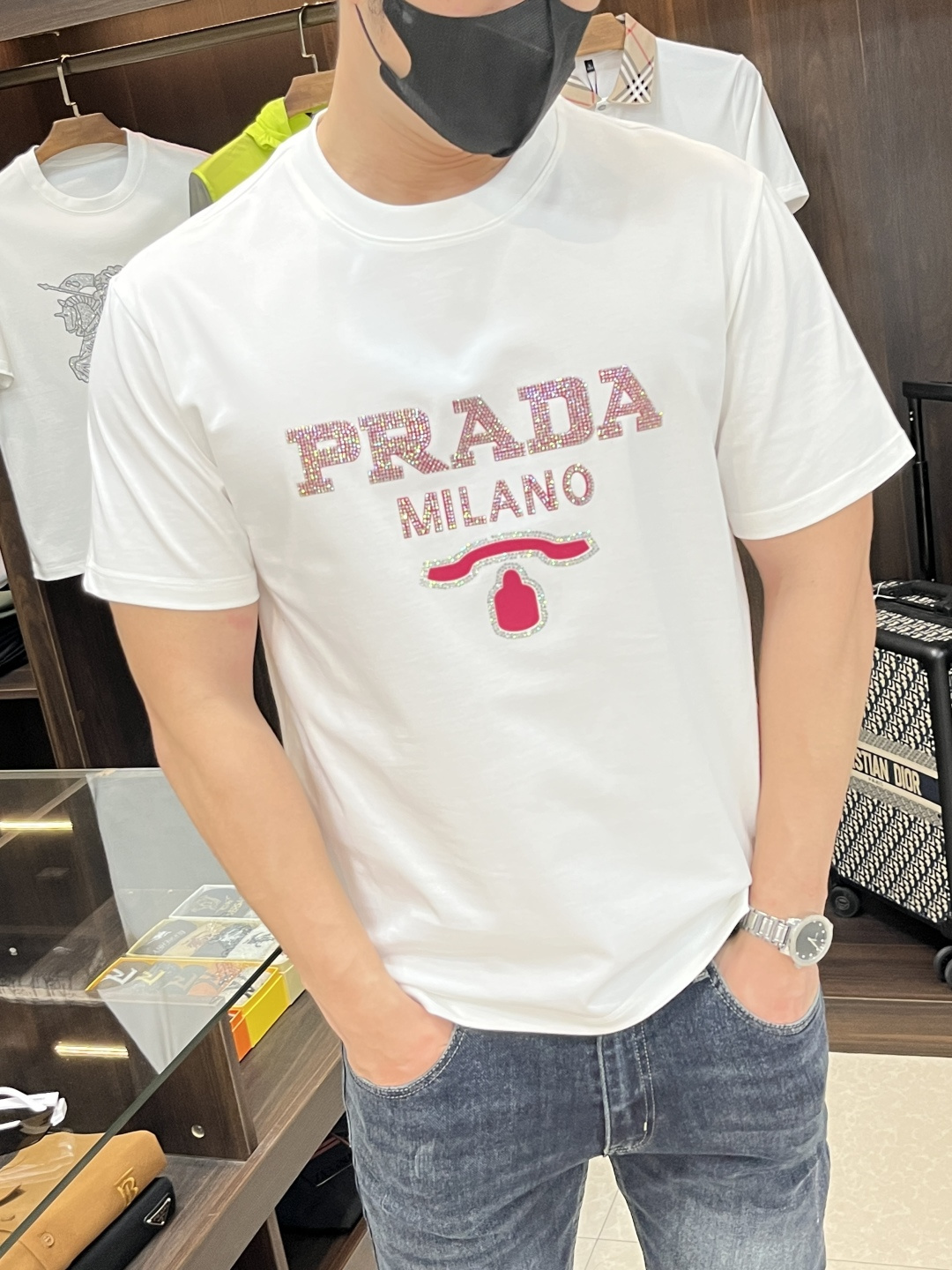 NO:155601,The main recommendation is Prada exclusively for the new autumn Prada fashion casual round neck short sleeves, high-density 320g pure cotton fabric, high-end needle embroidery, high-end European version original single T-shirt, trendy and fashionable casual half-sleeved, high breathable and comfortable, impeccable details, brand element design concept, reflecting high quality. It presents casual cut, and the upper body style is superb!  M-3XL H new model debut, prada, prada, T-shirt,tees, t-shirt,alexander wang19860909主推 Prada 独家专供秋季新款普拉达时尚休闲圆领短袖,高密度320克纯棉面料,高级密针刺绣、高端欧版原单T恤,潮流时尚休闲半袖 透气舒适度高,细节无可挑剔,品牌元素设计理念,体现高品质.呈现休闲裁剪,上身版型超赞！码数M-3XL H新款首发,,prada,prada,T-shirt,tees，t-shirt,alexander wang,Men's clothing