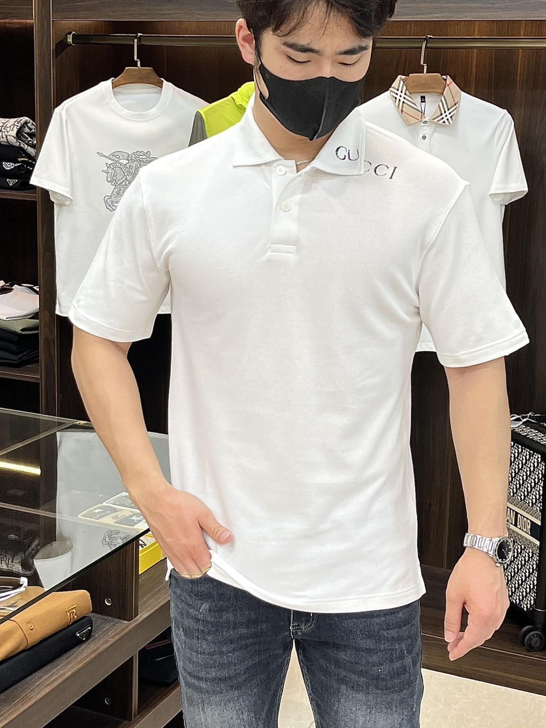 NO:155604,The main recommendation is Gucci new Gucci printed 2-color polo shirt. This Polo shirt is ingeniously interpreted by elastic beads and floor cotton, and the collar, shoulders and neck are decorated with wonderful embellishment Gucci prints. The original version is developed 1:1, and the shell buttons are engraved with classic English letters in G. The style is novel and unique, and the upper body effect is super good. It is highly recommended!  Color burgundy white S M L XL, gucci, gucci, gucci, alexander wang19860909主推 Gucci 古驰 新款Gucci印花2色polo衫,这款Polo衫以弹力珠地棉匠心演绎,衣领肩颈处饰有精彩缀饰Gucci印花.原版1:1开发,贝壳纽扣刻有G家经典英文字母,款式新颖独特,上身效果超级赞,强烈推荐！ 颜色酒红色 白色 码数S M L XL,,gucci,gucci,gucci,alexander wang,Men's clothing