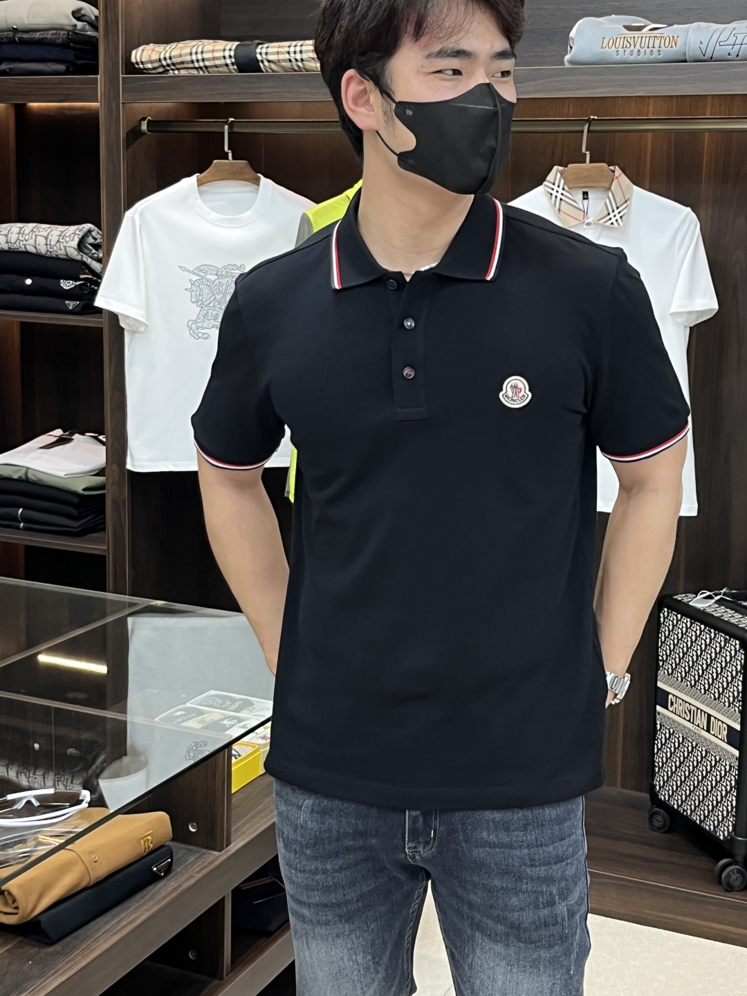 NO:155610,The main recommendation is Moncler 25 early spring and summer new three-color trim Polo short-sleeved Polo shirt is made of high-end cotton bead floor fabric, which is a timeless design item suitable for all seasons. The classic style is decorated with three-color fine nodes, the cuffs and collar edges, the chest is decorated with iconic logos, and the shell buttons are engraved with Mengjia English letters. The original version is developed 1:1, complete three standards, business and casual, and the outside and inside are high-end, with a total of 8 colors, the same style as men and women. It is highly recommended!  Color black white Army green Burgundy gray green Clay gray dark green Number of codes: S M L XL,,christian louboutin,Moncler,T-shirt,alexander wang19860909主推 Moncler 蒙口 25早春夏新款三色饰边Polo短袖这款Polo衫采用高端棉质珠地面料制成,是适合各种季节的隽永设计单品.经典款式,以三色细节点缀袖口和领边,胸前饰有标志性标识,贝壳纽扣刻有蒙家英文字母,原版1:1开发,三标齐全,商务休闲,外穿内搭都高档次,共8个颜色,男女同款,强烈推荐！ 颜色黑色 白色 军绿色 酒红 灰绿 咖色 灰色 墨绿 码数:S M L XL,,christian louboutin,Moncler,T-shirt,alexander wang,Men's clothing