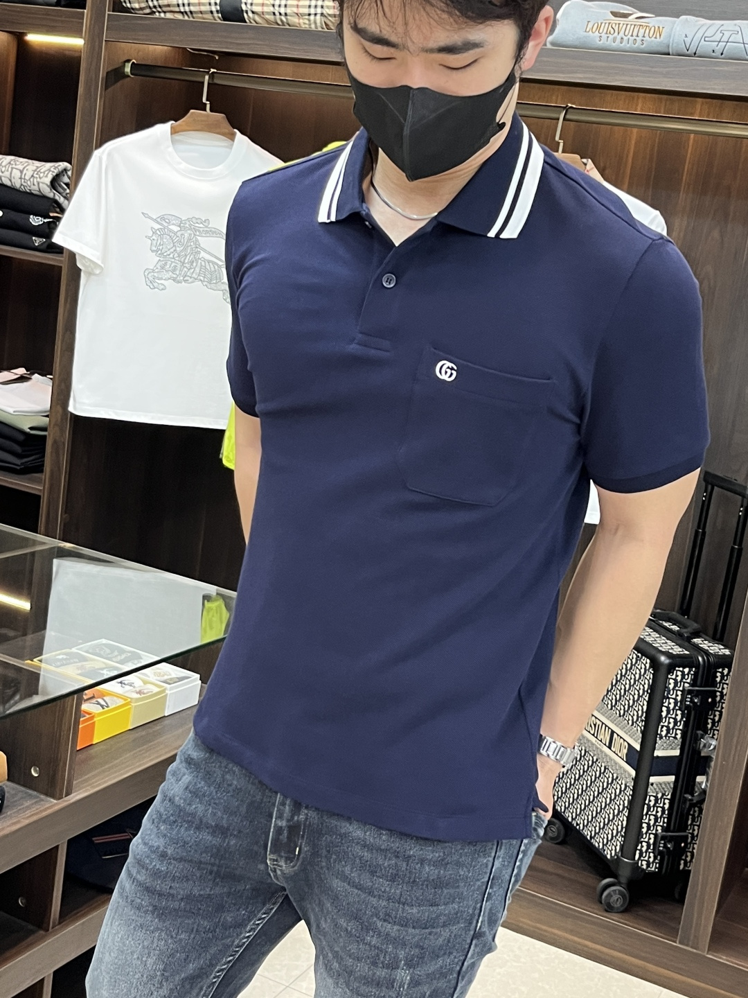 NO:155607,The main recommendation Gucci new double G embroidered polo shirt series is a variety of classic style items. The knitted sweaters and polo shirts are soft in texture, and they are introverted and delicate details, making daily styles more charming. This regular version of the Polo shirt is presented with elastic bead-floor cotton, and is matched with contrasting double G embroidery and neckline webbing details, making it more exquisite and interesting. Shell buttons engraved in GUCC English letters, exquisite and unique, and the style is very fashionable and generous. It is a must-have item for men. It is highly recommended!  Color black wine red royal blue white code S M L XL, gucci, alexander wang19860909主推 Gucci 新款双G刺绣polo衫系列挚献多款经典风格单品,针织衫和Polo衫质感柔软,以内敛巧致细节出彩,令日常造型更显迷人.这款常规版型 Polo衫以弹力珠地棉匠心呈现,搭配撞色双G刺绣及领口织带细节,更显精巧趣致.贝壳纽扣刻GUCC英文字母,精巧别致,款式非常时尚大方,是男士必备单品,强烈推荐！ 颜色黑色 酒红色 宝蓝色 白色 码数S M L XL,,gucci,alexander wang,Men's clothing