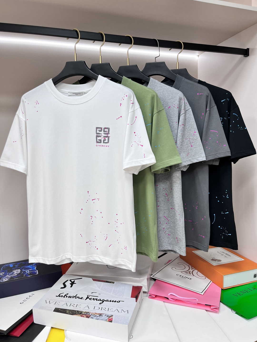 NO:155638,The main recommendation is Givenchy Spring exclusively for the new Givenchy trendy men's fashionable casual short-sleeved T-shirt, and the spring new casual round neck half-sleeved T-shirt!  High-end European version original single trendy fashion boutique!  High breathability and comfort, impeccable details, brand elements design concept, reflecting high quality. It presents casual cut and has a great upper body style!  S-XL H new model first release, given , given , given , given , T-shirt, tees, t-shirt, alexander wang19860909主推 Givenchy 春季独家专供新款纪梵希潮男时尚休闲短袖T恤,春季新款休闲圆领半袖T恤！高端欧版原单潮流时尚精品！透气舒适度高,细节无可挑剔,品牌元素设计理念,体现高品质.呈现休闲裁剪,上身版型超赞！ 码数S-XL H新款首发,,givenchy,givenchy,T-shirt,tees，t-shirt,alexander wang,Men's clothing