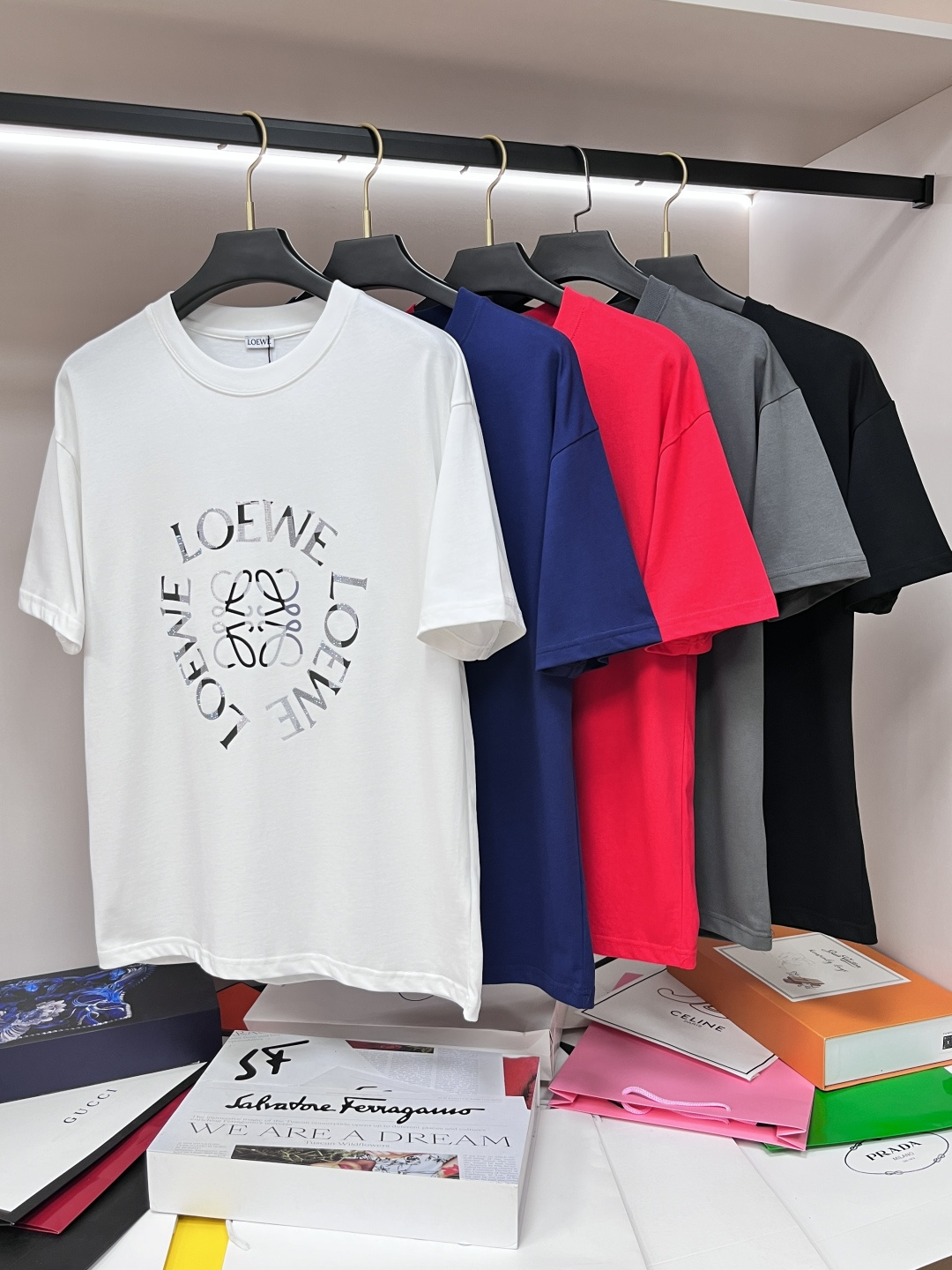 NO:155623,The main recommendation is Loewe's exclusive spring exclusively for the new Luo Yiwei men's fashionable casual short-sleeved T-shirt, and the new spring casual round neck half-sleeved T-shirt!  High-end European version original single trendy fashion boutique!  High breathability and comfort, impeccable details, brand elements design concept, reflecting high quality. It presents casual cut and has a great upper body style!  S-XL H new model first release, loewe, loewe, T-shirt, tees, t-shirt, alexander wang19860909主推 Loewe 春季独家专供新款罗意威潮男时尚休闲短袖T恤,春季新款休闲圆领半袖T恤！高端欧版原单潮流时尚精品！透气舒适度高,细节无可挑剔,品牌元素设计理念,体现高品质.呈现休闲裁剪,上身版型超赞！ 码数S-XL H新款首发,,loewe,loewe,T-shirt,tees，t-shirt,alexander wang,Men's clothing