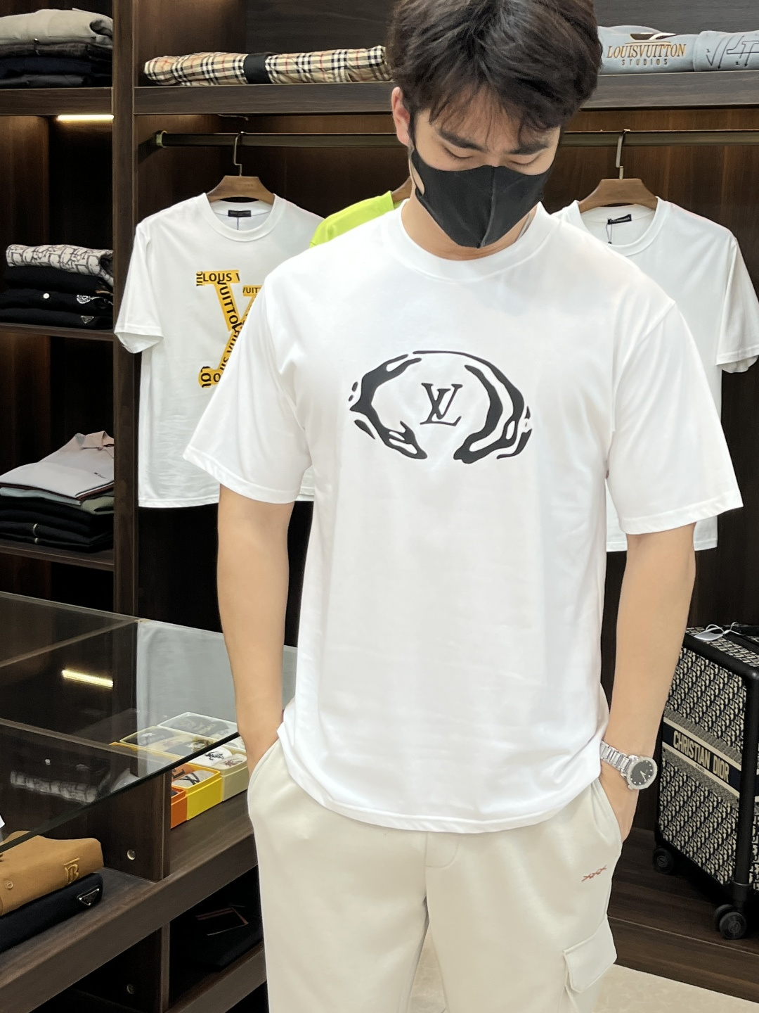 NO:155625,The main recommendation LV is exclusively designed for spring new donkey brand fashionable casual round neck short sleeves, pure cotton fabric original single craft high-end European version original single T-shirt, trendy and fashionable casual half-sleeved, breathable and comfortable, impeccable details, brand element design concept, reflecting high quality. It presents casual cut, and the upper body style is superb!  The new model of the code s-xxl H is launched, louis vuitton, louis vuitton, T-shirt,tees, t-shirt,alexander wang19860909主推 LV 独家专供春季新款驴牌时尚休闲圆领短袖,纯棉面料原单工艺高端欧版原单T恤,潮流时尚休闲半袖 透气舒适度高,细节无可挑剔,品牌元素设计理念,体现高品质.呈现休闲裁剪,上身版型超赞！ 码数s-xxl H新款首发,,louis vuitton,louis vuitton,T-shirt,tees，t-shirt,alexander wang,Men's clothing