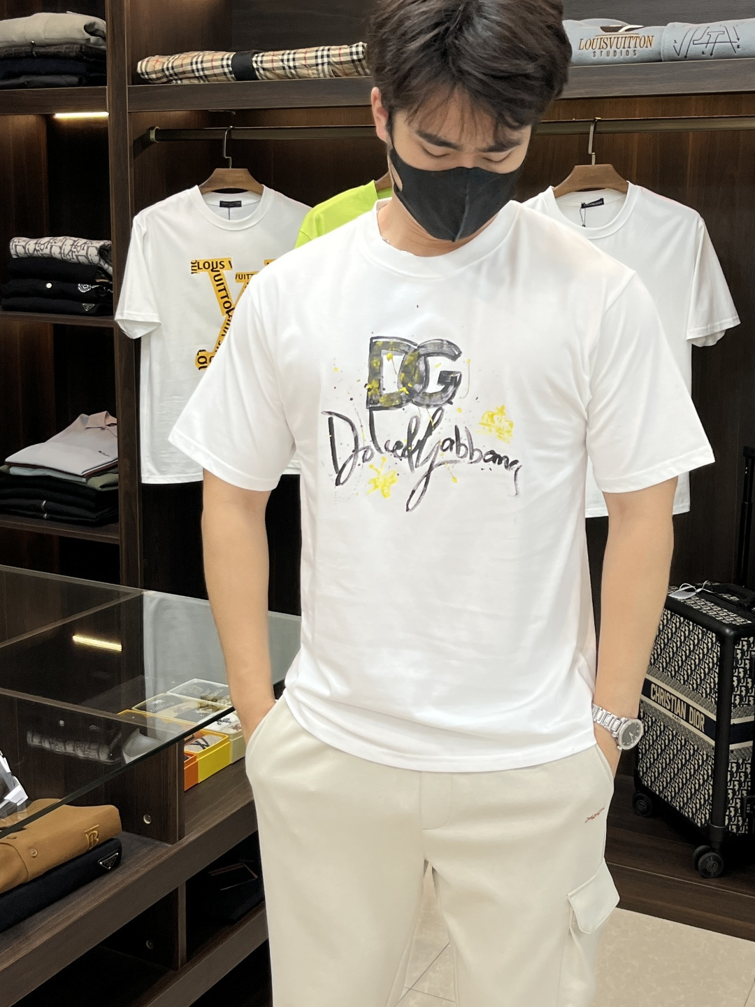 NO:155627,The main recommendation D&G is exclusively designed for the new spring Dolce & Gabbana fashion casual round neck short sleeves, pure cotton fabric original single craft high-end European version original single T-shirt, trendy and fashionable casual half-sleeved, breathable and comfortable, impeccable details, brand element design concept, reflecting high quality. It presents casual cut, and the upper body style is superb!  S-xxl H new model debut, Dolce & Gabbana, Dolce & Gabbana, T-shirt, tees, t-shirt, alexander wang19860909主推 D&G 独家专供春季新款杜嘉班纳时尚休闲圆领短袖,纯棉面料原单工艺高端欧版原单T恤,潮流时尚休闲半袖 透气舒适度高,细节无可挑剔,品牌元素设计理念,体现高品质.呈现休闲裁剪,上身版型超赞！ 码数s-xxl H新款首发,,Dolce&Gabbana,Dolce&Gabbana,T-shirt,tees，t-shirt,alexander wang,Men's clothing