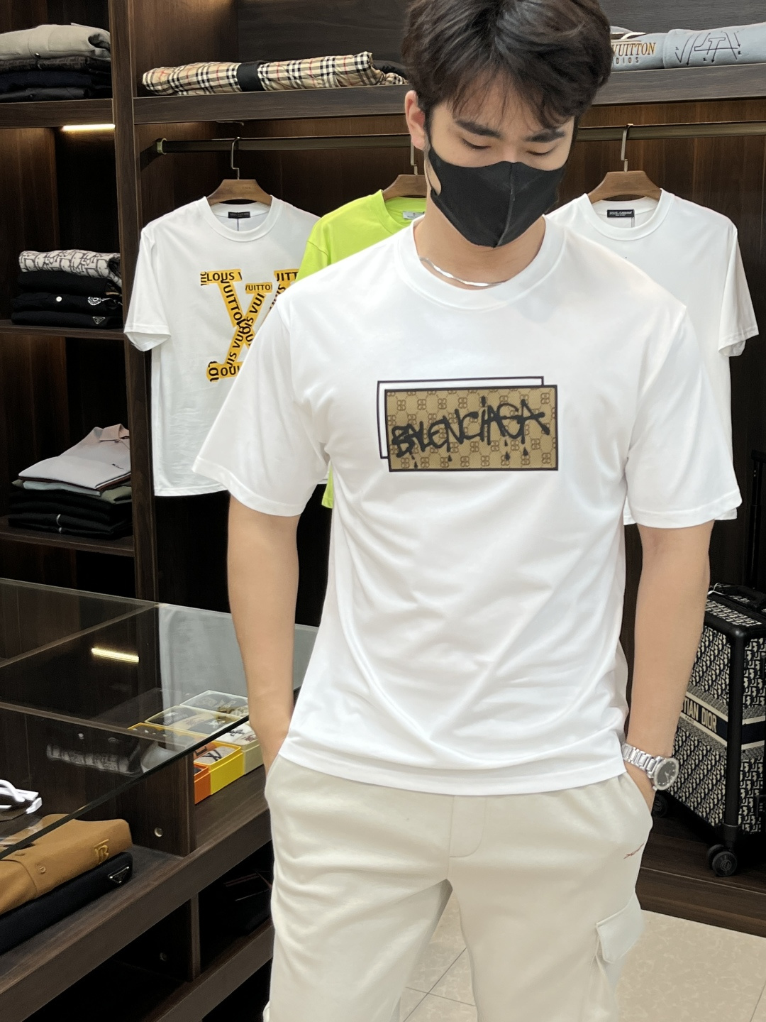 NO:155629,The main recommendation is Balenciagga, exclusively for the new spring style of Balenciagga, fashionable and casual round neck short sleeves, pure cotton fabric original single craft high-end European version original single T-shirt, trendy and fashionable and casual half-sleeved, breathable and comfortable, impeccable details, brand element design concept, reflecting high quality. It presents casual cut, and the upper body style is superb!  S-xxl H new model first release, balenciaga, balenciaga, T-shirt,tees, t-shirt,alexander wang19860909主推 Balenciagga 独家专供春季新款巴黎世家时尚休闲圆领短袖,纯棉面料原单工艺高端欧版原单T恤,潮流时尚休闲半袖 透气舒适度高,细节无可挑剔,品牌元素设计理念,体现高品质.呈现休闲裁剪,上身版型超赞！ 码数s-xxl H新款首发,,balenciaga,balenciaga,T-shirt,tees，t-shirt,alexander wang,Men's clothing