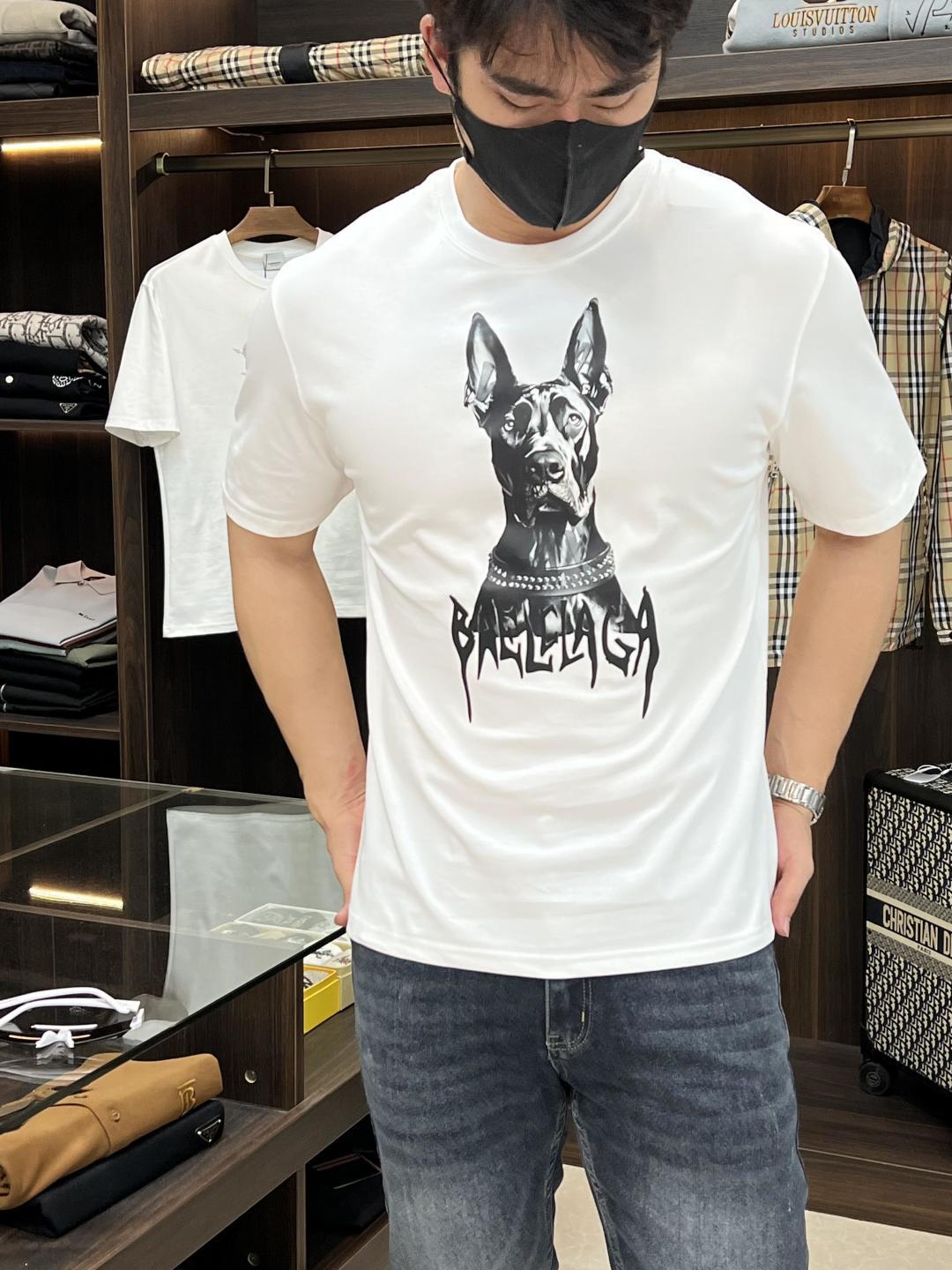 NO:155633,The main recommendation is Balencaiga Spring exclusively for the new Balencaiga trendy men's fashionable casual short-sleeved T-shirt. Spring new casual round neck short-sleeved T-shirt, high-end European version original single trendy fashion boutique!  High breathability and comfort, impeccable details, brand elements design concept, reflecting high quality. It presents casual cut and has a great upper body style!  M-XXXL H new model first launch, balenciaga, balenciaga, T-shirt,tees, t-shirt,alexander wang19860909主推 Balencaiga 春季独家专供新款巴黎世家潮男时尚休闲短袖T恤.春季新款休闲圆领短袖T恤衫,高端欧版原单潮流时尚精品！透气舒适度高,细节无可挑剔,品牌元素设计理念,体现高品质.呈现休闲裁剪,上身版型超赞！ 码数M-XXXL H新款首发,,balenciaga,balenciaga,T-shirt,tees，t-shirt,alexander wang,Men's clothing