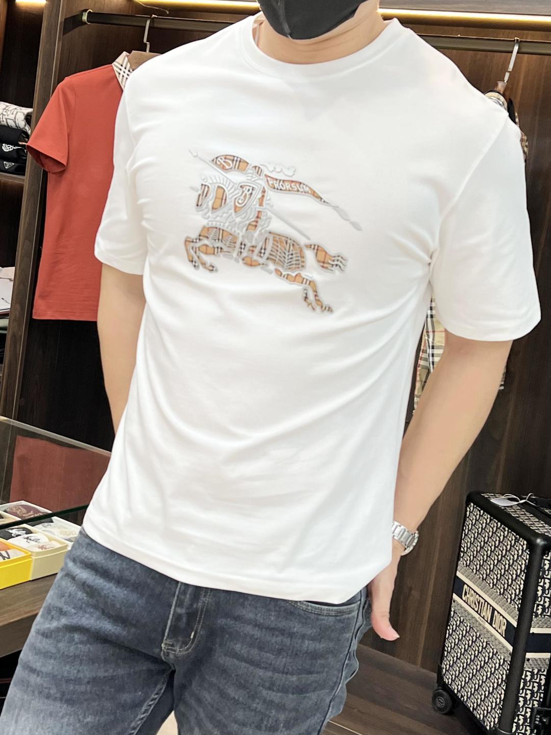 NO:155637,The main recommendation is Burberry Spring exclusively for the new Burberry trendy men's fashionable casual short-sleeved T-shirt. Spring new casual round neck short-sleeved T-shirt, high-end European version original single trendy fashion boutique!  High breathability and comfort, impeccable details, brand elements design concept, reflecting high quality. It presents casual cut and has a great upper body style!  M-XXXL H new model first launch, burberry, burberry, T-shirt, tees, t-shirt, alexander wang19860909主推 Burberry 春季独家专供新款巴宝莉潮男时尚休闲短袖T恤.春季新款休闲圆领短袖T恤衫,高端欧版原单潮流时尚精品！透气舒适度高,细节无可挑剔,品牌元素设计理念,体现高品质.呈现休闲裁剪,上身版型超赞！ 码数M-XXXL H新款首发,,burberry,burberry,T-shirt,tees，t-shirt,alexander wang,Men's clothing