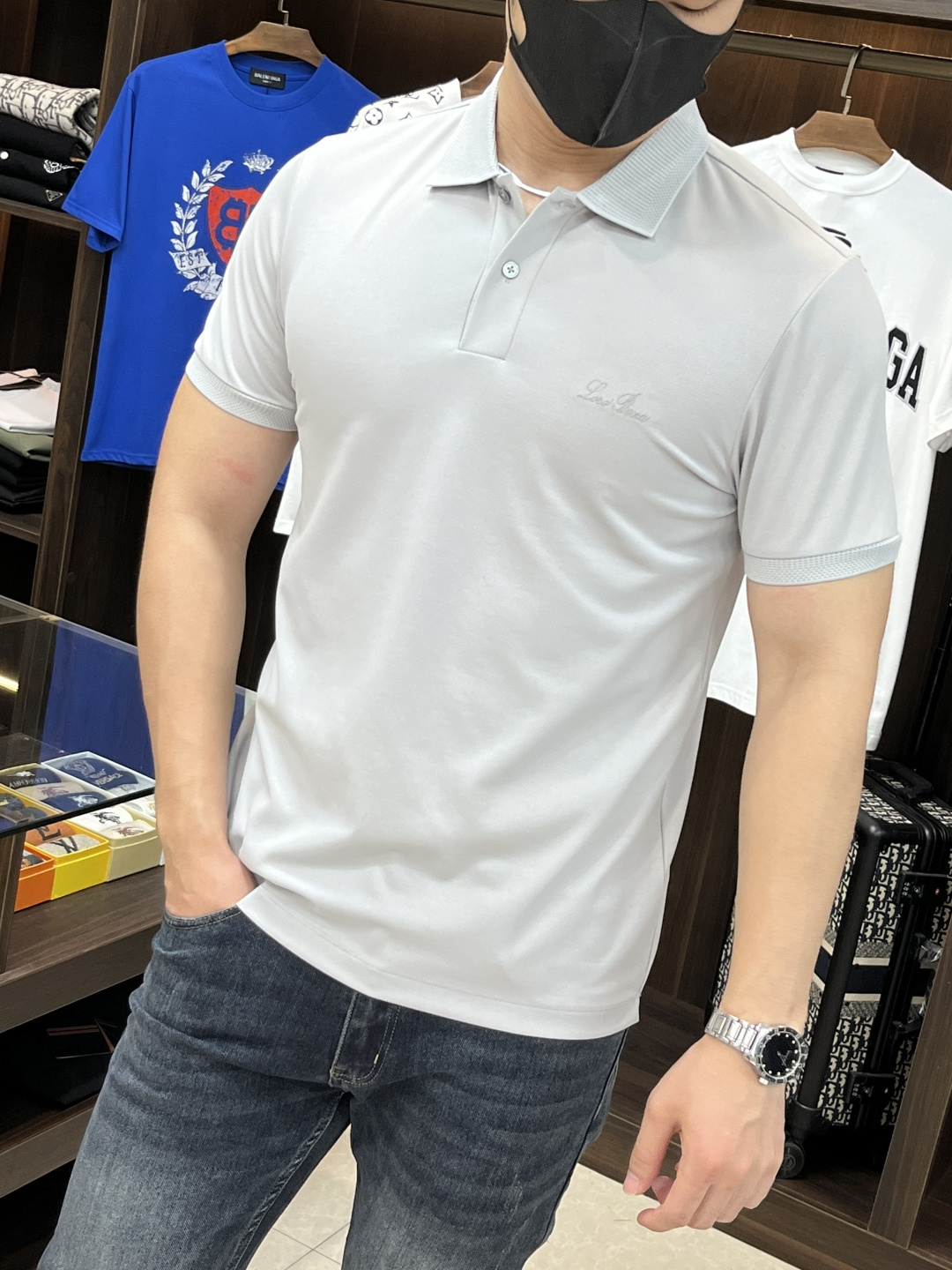 NO:155639,The main recommendation LP is exclusively designed for new autumn LP fashion casual lapel short sleeves, high-end pure cotton fabric, high-end needle embroidery, high-end European version original single T-shirt, trendy and fashionable casual half-sleeved, high breathable and comfortable, impeccable details, brand element design concept, reflecting high quality. It presents casual cut, and the upper body style is superb!  The new model of M-XXL H is launched, loro piana, T-shirt,tees, t-shirt,alexander wang19860909主推 LP 独家专供秋季新款LP时尚休闲翻领短袖,高版纯棉面料,高级密针刺绣、高端欧版原单T恤,潮流时尚休闲半袖 透气舒适度高,细节无可挑剔,品牌元素设计理念,体现高品质.呈现休闲裁剪,上身版型超赞！ 码数M-XXL H新款首发,,loro piana,T-shirt,tees，t-shirt,alexander wang,Men's clothing