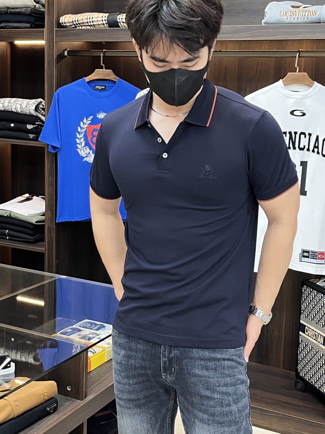 NO:155641,The main recommendation LP is exclusively designed for new autumn LP fashion casual lapel short sleeves, high-end pure cotton fabric, high-end needle embroidery, high-end European version original single T-shirt, trendy and fashionable casual half-sleeved, high breathable and comfortable, impeccable details, brand element design concept, reflecting high quality. It presents casual cut, and the upper body style is superb!  The new model of M-XXL H is launched, loro piana, T-shirt,tees, t-shirt,alexander wang19860909主推 LP 独家专供秋季新款LP时尚休闲翻领短袖,高版纯棉面料,高级密针刺绣、高端欧版原单T恤,潮流时尚休闲半袖 透气舒适度高,细节无可挑剔,品牌元素设计理念,体现高品质.呈现休闲裁剪,上身版型超赞！ 码数M-XXL H新款首发,,loro piana,T-shirt,tees，t-shirt,alexander wang,Men's clothing