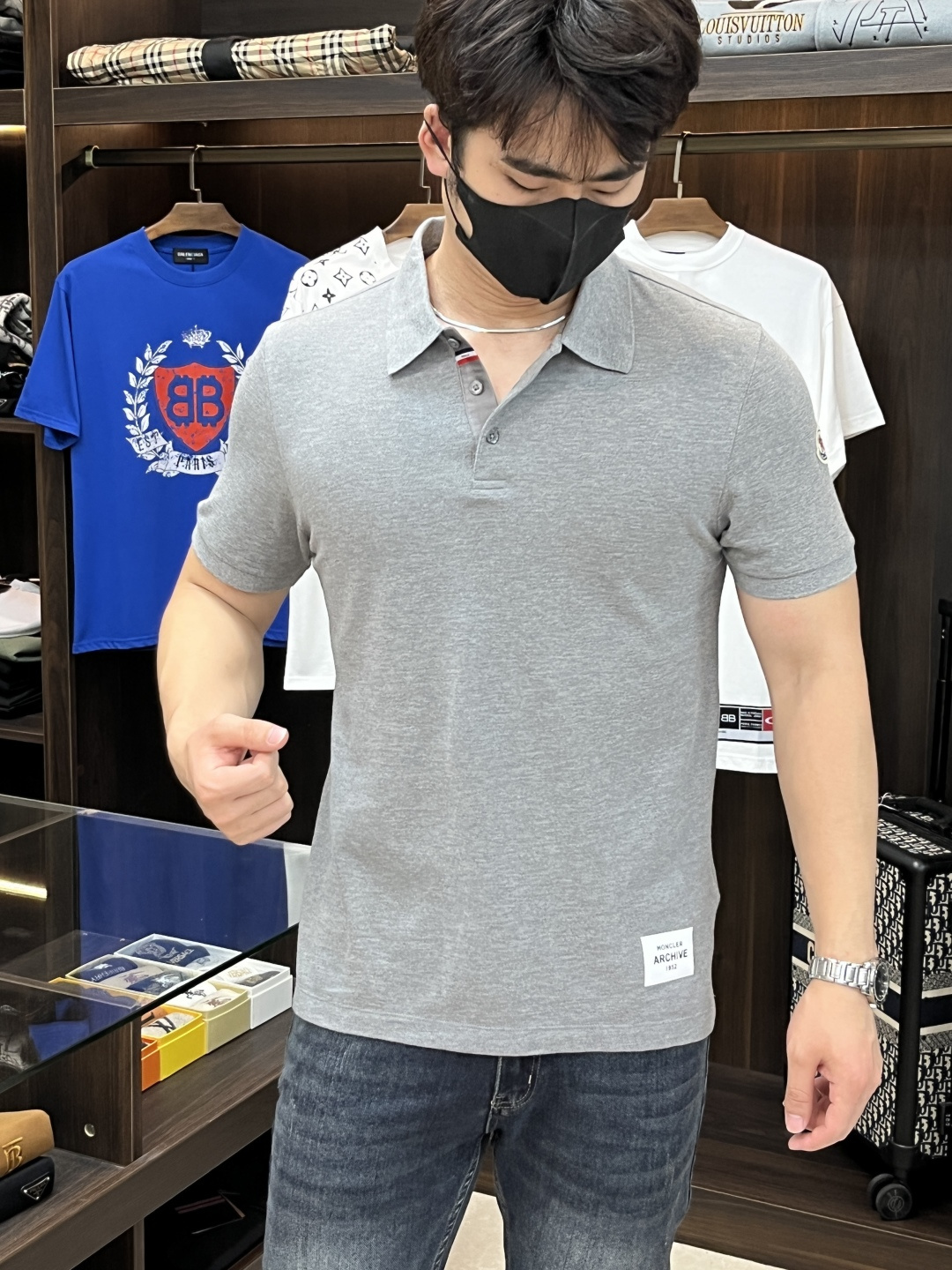 NO:155643,The main recommendation Moncler is exclusively designed for new autumn masked fashion casual lapel short sleeves, high-end pure cotton fabric, high-end needle embroidery, high-end European version original single T-shirt, trendy and fashionable casual half-sleeved, high breathable and comfortable, impeccable details, brand element design concept, reflecting high quality. It presents casual cut, and the upper body style is excellent!  M-XXL H new model debut, christian louboutin, Moncler, T-shirt, tees, t-shirt, alexander wang19860909主推 Moncler 独家专供秋季新款蒙口时尚休闲翻领短袖,高版纯棉面料,高级密针刺绣、高端欧版原单T恤,潮流时尚休闲半袖 透气舒适度高,细节无可挑剔,品牌元素设计理念,体现高品质.呈现休闲裁剪,上身版型超赞！ 码数M-XXL H新款首发,,christian louboutin,Moncler,T-shirt,tees，t-shirt,alexander wang,Men's clothing