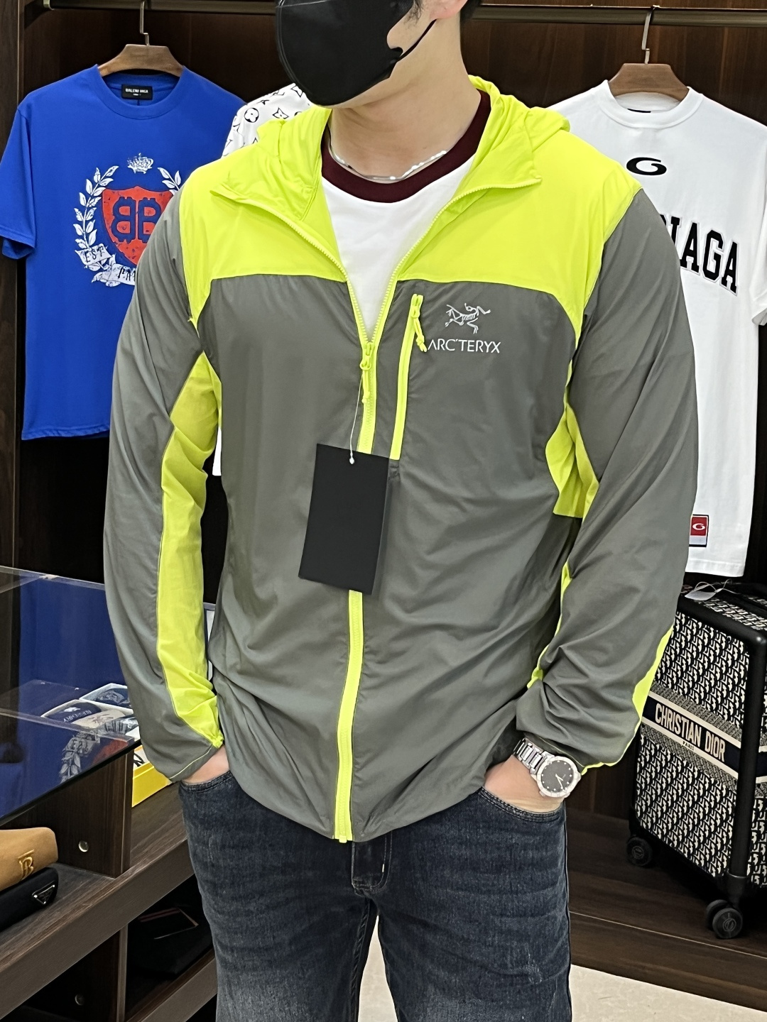 NO:155649,The main recommendation is the new spring and summer men's sun protection suit thin jacket, unique customized sun protection technology fabric, combined with a cool coating, body feels cool and not stuffy, and it quickly drys after sweating, suitable for outdoor activities in summer. Lightweight and breathable, high comfort, ultra-light and portable, foldable into the size of a palm, stored in your own pocket, carrying it without burden. It copes with light rain or humid environments at the beach, and has basic windproof performance, suitable for outdoor changing weather. Zippered pockets are convenient to store small objects; the cuffs are tightly adjusted, and the hem drawstring enhances fit, preventing the jacket from shifting during movement. It is both fashionable and practical, simple and versatile, and has neat tailoring, providing solid color, gradient color or contrasting color design to meet the needs of daily commuting, sports and leisure and other scene matching needs. The same style for men and women, neutral style design, suitable for different body shapes, and provides multiple size choices to improve wear inclusiveness.  The sunscreen jacket not only has professional sun protection functions, but also has become a must-have item for summer outdoor protection and fashionable outfits through lightweight materials, humanized details and trendy design. Code number M-XXXL (48-56), arc'teryx, jackets & coats, alexander wang19860909主推 始祖鸟 春夏新款男士防晒服轻薄外套,独特订制防晒科技面料,结合凉感涂层体感清凉不闷热,出汗后速干,适合夏季户外活动. 轻量透气,舒适度高,超轻便携,可折叠成巴掌大小,收纳进自带口袋,随身携带无负担.应对小雨或海边潮湿环境,同时具备基础防风性能,适合户外多变天气. 拉链口袋方便存放小物；袖口松紧调节、下摆抽绳增强贴合性,防止活动时外套移位. 时尚与实用兼备,简约百搭,剪裁利落,提供纯色、渐变色或撞色设计,满足日常通勤、运动休闲等场景搭配需求. 男女同款,中性版型设计,适配不同体型,提供多尺码选择,提升穿着包容性. 防晒外套不仅具备专业防晒功能,更通过轻量化材质、人性化细节和潮流设计,成为夏季户外防护与时尚穿搭的必备单品 码数M-XXXL(48-56),arc'teryx,jackets & coats,alexander wang,Men's clothing