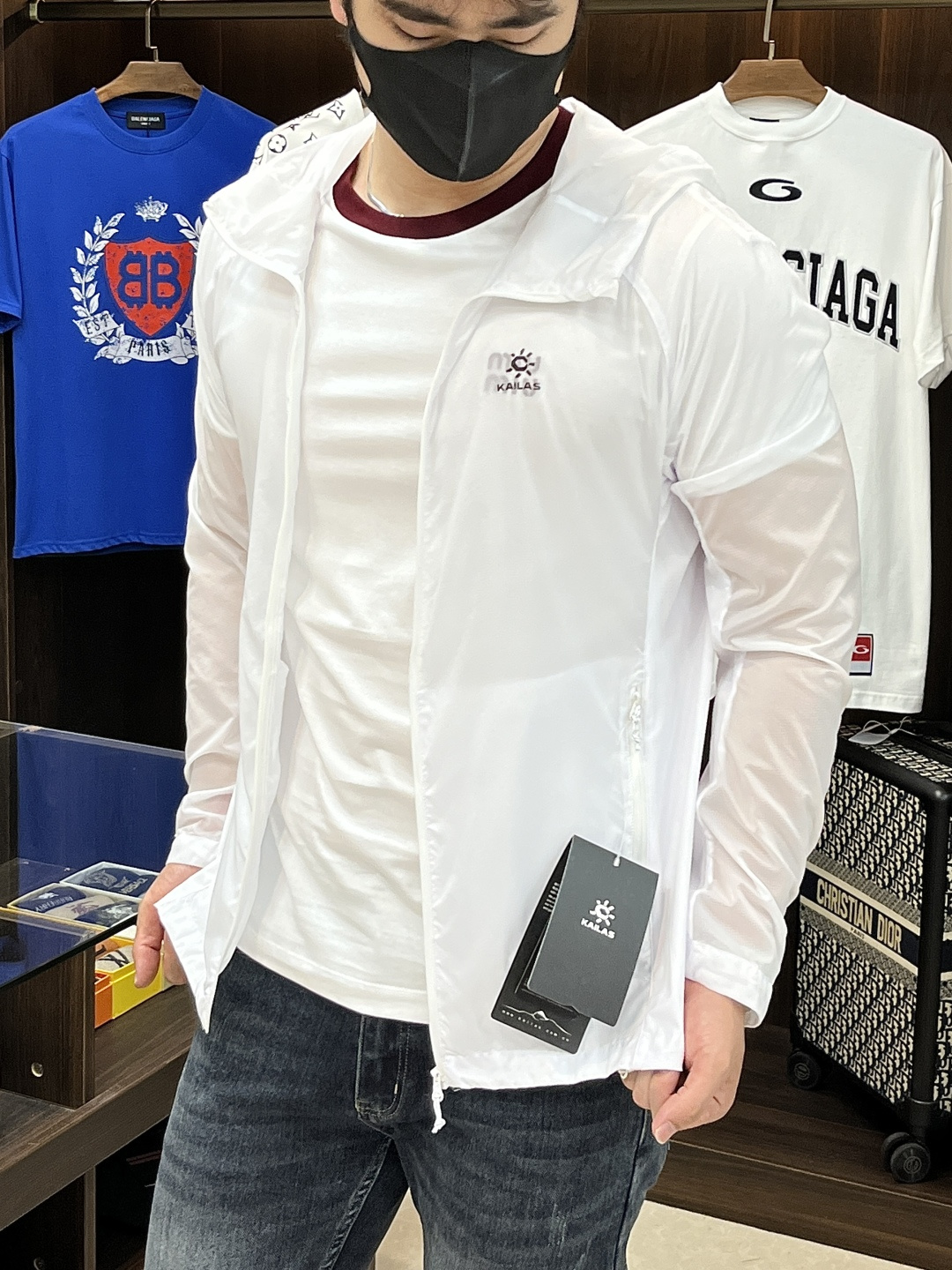 NO:155652,It mainly recommends Kajlas' new spring and summer men's sun protection suit thin jacket, unique customized sun protection technology fabric, combined with a cool coating, body feels cool and not stuffy, and quickly dry after sweating, suitable for outdoor activities in summer. Lightweight and breathable, high comfort, ultra-light and portable, foldable into the size of a palm, stored in its own pocket, carrying it without burden. It copes with light rain or humid environments at the beach, and has basic windproof performance, suitable for outdoor changing weather. Zippered pockets are convenient to store small objects; the cuffs are tightly adjusted and the hem drawstring enhances fit, preventing the jacket from shifting during movement. It is both fashionable and practical, simple and versatile, and neatly tailored, providing solid color, gradient color or contrasting color design to meet the needs of daily commuting, sports and leisure and other scene matching needs. The same style for men and women, neutral style design, suitable for different body shapes, and provides multiple size choices to enhance wear inclusiveness.  The sunscreen jacket not only has professional sun protection functions, but also has become a must-have item for summer outdoor protection and fashionable outfits through lightweight materials, humanized details and trendy design. Code number M-XXXL (48-56),, jackets & coats,alexander wang19860909主推 Kajlas 春夏新款男士防晒服轻薄外套,独特订制防晒科技面料,结合凉感涂层体感清凉不闷热,出汗后速干,适合夏季户外活动. 轻量透气,舒适度高,超轻便携,可折叠成巴掌大小,收纳进自带口袋,随身携带无负担.应对小雨或海边潮湿环境,同时具备基础防风性能,适合户外多变天气. 拉链口袋方便存放小物；袖口松紧调节、下摆抽绳增强贴合性,防止活动时外套移位. 时尚与实用兼备,简约百搭,剪裁利落,提供纯色、渐变色或撞色设计,满足日常通勤、运动休闲等场景搭配需求. 男女同款,中性版型设计,适配不同体型,提供多尺码选择,提升穿着包容性. 防晒外套不仅具备专业防晒功能,更通过轻量化材质、人性化细节和潮流设计,成为夏季户外防护与时尚穿搭的必备单品 码数M-XXXL(48-56),,jackets & coats,alexander wang,Men's clothing