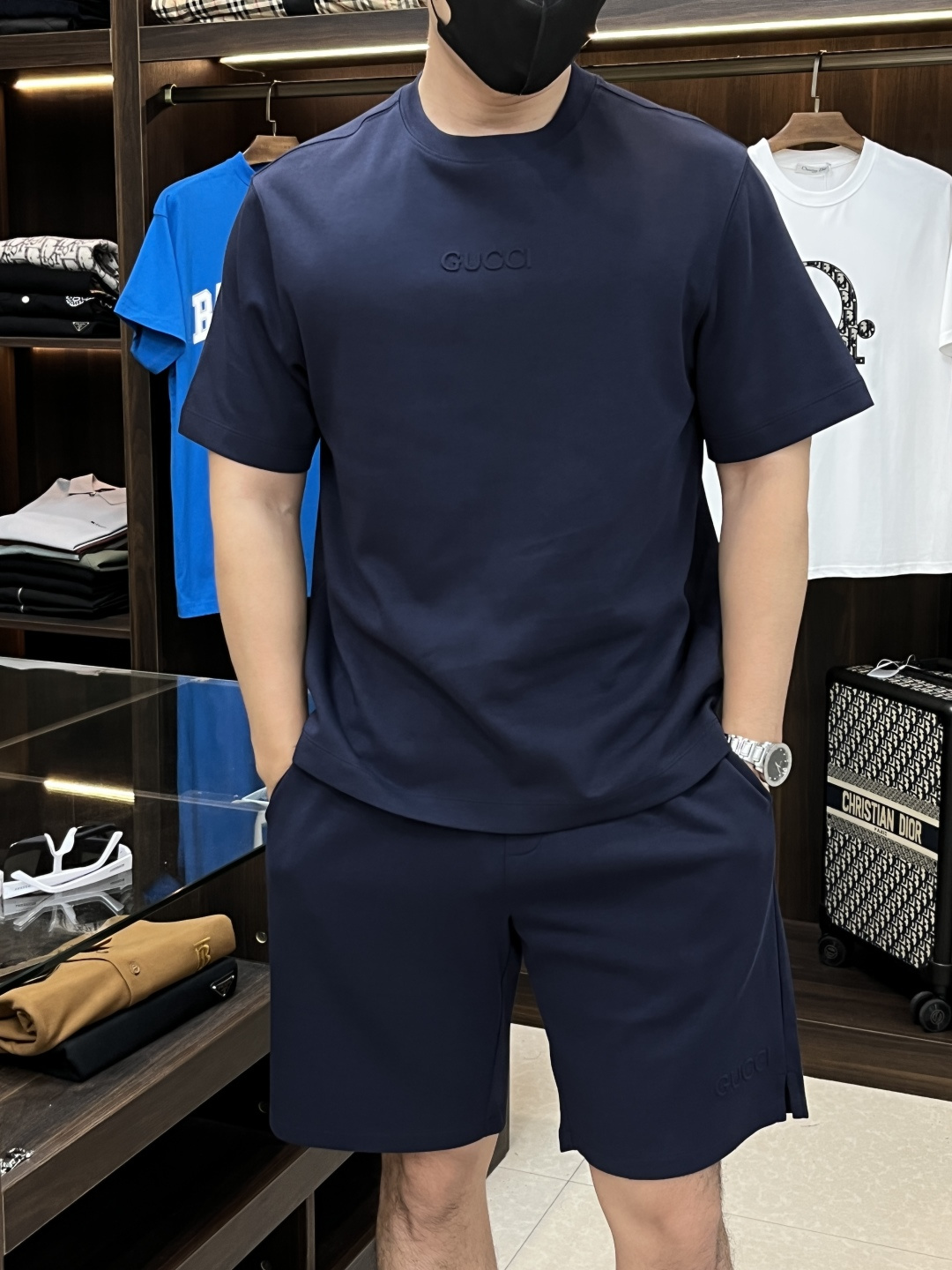 NO:155656,The main clothes P Gucci Early Spring style latest fashion designer style Gucci short-sleeved round neck paired with shorts suit, pure cotton texture high-end ready-to-wear, details everywhere show the high-end structural tailoring design changes to show the diverse image changes of men, slim and neat, tailoring, meet the popular multi-layered outfits nowadays, and versatile styles of life!  Number of codes 48-56 H new model first release, gucci, gucci, shorts, T-shirt, alexander wang19860909主推衣服 裤子P Gucci 早春款最新款时尚设计师款古驰短袖圆领开搭配短裤套装,纯棉质地高端成衣,处处细节显工艺足够的高级结构性剪裁的设计改变来展现男士多样的形象变化,修身利落、剪裁合体,满足时下正流行的多层次穿搭,生活百搭款式！ 码数48-56 H新款首发,,gucci,gucci,shorts,T-shirt,alexander wang,Men's clothing