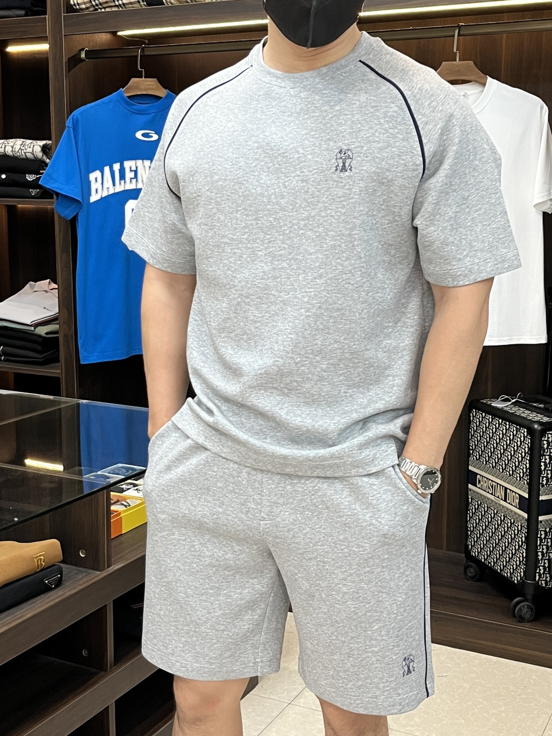 NO:155660,The main recommendation clothes, pants P BC Early Spring style latest fashion designer style BC short-sleeved round neck paired with shorts suit, pure cotton texture high-end ready-to-wear, details everywhere show the high-end structural tailoring design changes to show the diverse image changes of men, slim and neat, tailoring, meet the popular multi-layered outfits nowadays, and versatile styles of life!  Number of codes 48-56 H new model first release, shorts, T-shirt, alexander wang19860909主推衣服 裤子P BC 早春款最新款时尚设计师款BC短袖圆领开搭配短裤套装,纯棉质地高端成衣,处处细节显工艺足够的高级结构性剪裁的设计改变来展现男士多样的形象变化,修身利落、剪裁合体,满足时下正流行的多层次穿搭,生活百搭款式！ 码数48-56 H新款首发,,shorts,T-shirt,alexander wang,Men's clothing