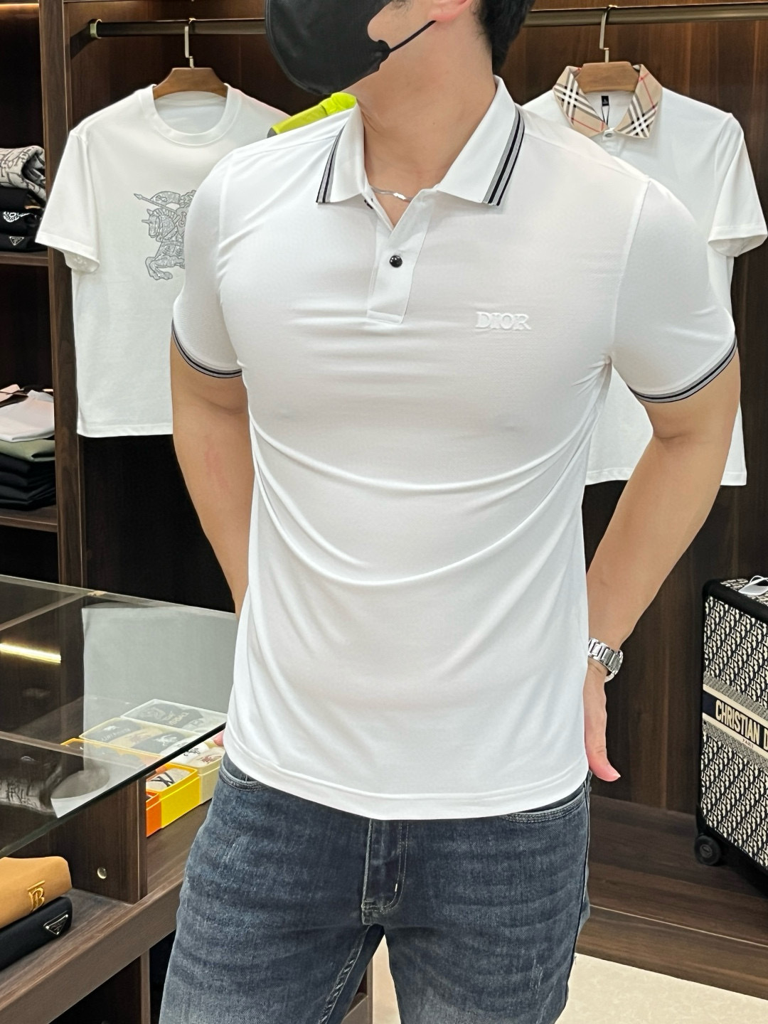 NO:155655,The main recommendation Dior is exclusively designed for the new spring Dior fashion casual lapel short sleeves, mercerized pure cotton short sleeves, cool, breathable and sweat-absorbing original single craft high-end European version original single T-shirt, trendy and fashionable casual half-sleeved, breathable and comfortable, impeccable details, brand element design concept, reflecting high quality. It presents casual cut, and the upper body style is superb!  Code Number M-3XL H2025 new model first release, dior, dior, T-shirt, tees, t-shirt, alexander wang19860909主推 Dior 独家专供春季新款迪奥时尚休闲翻领短袖,丝光纯棉短袖,凉爽透气吸汗原单工艺高端欧版原单T恤,潮流时尚休闲半袖 透气舒适度高,细节无可挑剔,品牌元素设计理念,体现高品质.呈现休闲裁剪,上身版型超赞！码数M-3XL H2025新款首发,,dior,dior,T-shirt,tees，t-shirt,alexander wang,Men's clothing