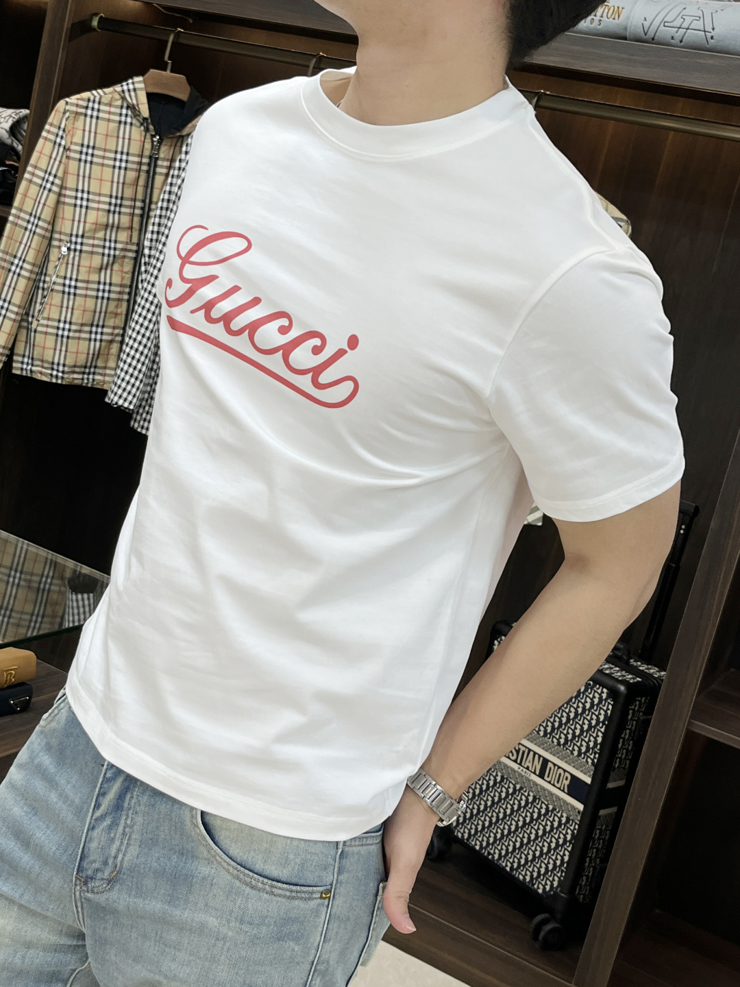 NO:625648,Mainly recommended by Gucci. Exclusively for autumn new Gucci fashionable casual round neck short sleeves, high-density 320g pure cotton fabric, advanced dense needle embroidery, high-end European original single T-shirt, trendy fashionable casual half-sleeves. High breathability and comfort, impeccable details, brand element design concept, reflecting high quality. Presenting casual tailoring, the upper body shape is awesome!  Size M-3XL H2025 new model first release,,gucci,gucci,T-shirt,tees,t-shirt,alexander wang19860909主推 Gucci 独家专供秋季新款古驰时尚休闲圆领短袖,高密度320克纯棉面料,高级密针刺绣、高端欧版原单T恤,潮流时尚休闲半袖 透气舒适度高,细节无可挑剔,品牌元素设计理念,体现高品质.呈现休闲裁剪,上身版型超赞！码数M-3XL H2025新款首发,,gucci,gucci,T-shirt,tees，t-shirt,alexander wang,Men's clothing