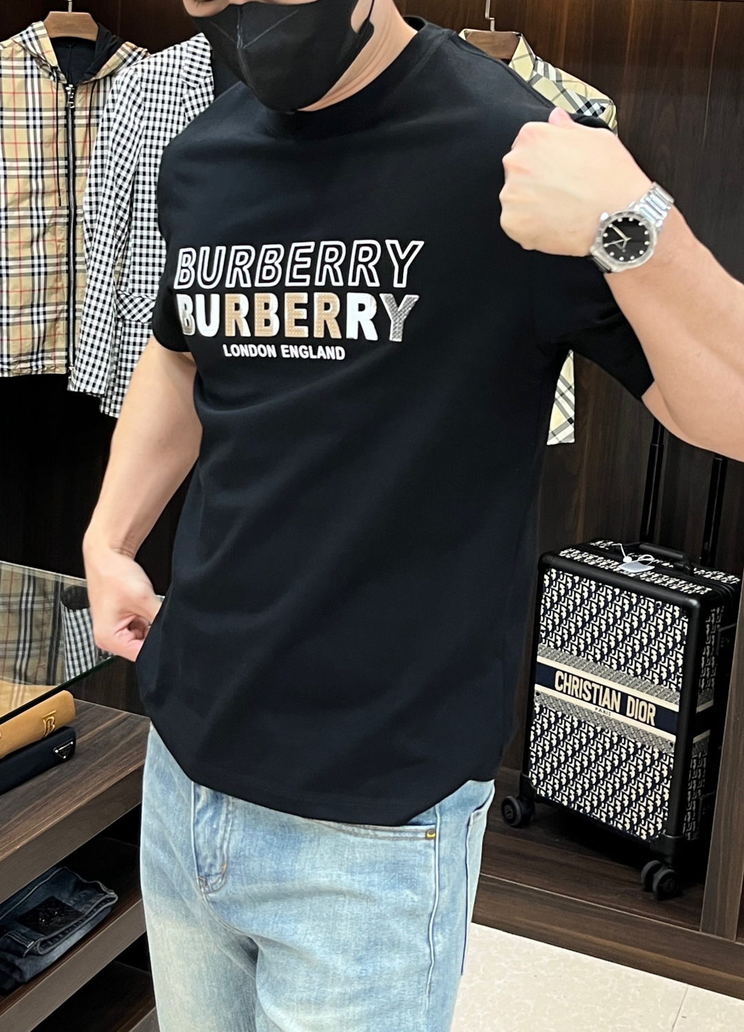 NO:625654,The main recommendation is Burberry's exclusive autumn new Burberry fashion casual round neck short sleeves, high-density 320g pure cotton fabric, advanced dense needle embroidery, high-end European original single T-shirt, trendy fashion casual half-sleeves, high breathability and comfort, impeccable details, brand element design concept, reflecting high quality. Presenting casual tailoring, the upper body shape is awesome!  Size M-3XL H2025 new model debut,,burberry,burberry,T-shirt,tees,t-shirt,alexander wang19860909主推 Burberry 独家专供秋季新款巴宝莉时尚休闲圆领短袖,高密度320克纯棉面料,高级密针刺绣、高端欧版原单T恤,潮流时尚休闲半袖 透气舒适度高,细节无可挑剔,品牌元素设计理念,体现高品质.呈现休闲裁剪,上身版型超赞！码数M-3XL H2025新款首发,,burberry,burberry,T-shirt,tees，t-shirt,alexander wang,Men's clothing