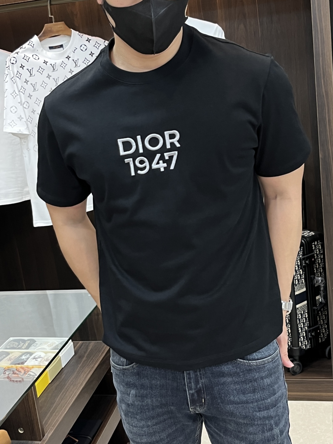 NO:652870,The main recommendation is Dior's exclusive autumn new Dior fashion casual round neck short sleeves, high-density 320g pure cotton fabric, advanced dense needle embroidery, high-end European original single T-shirt, trendy fashion casual half-sleeves, high breathability and comfort, impeccable details, brand element design concept, reflecting high quality. Presenting casual tailoring, the upper body shape is awesome!  Size M-3XL H new model first release, dior, dior, T-shirt, tees, t-shirt, alexander wang19860909主推 Dior 独家专供秋季新款迪奥时尚休闲圆领短袖,高密度320克纯棉面料,高级密针刺绣、高端欧版原单T恤,潮流时尚休闲半袖 透气舒适度高,细节无可挑剔,品牌元素设计理念,体现高品质.呈现休闲裁剪,上身版型超赞！码数M-3XL H新款首发,,dior,dior,T-shirt,tees，t-shirt,alexander wang,Men's clothing