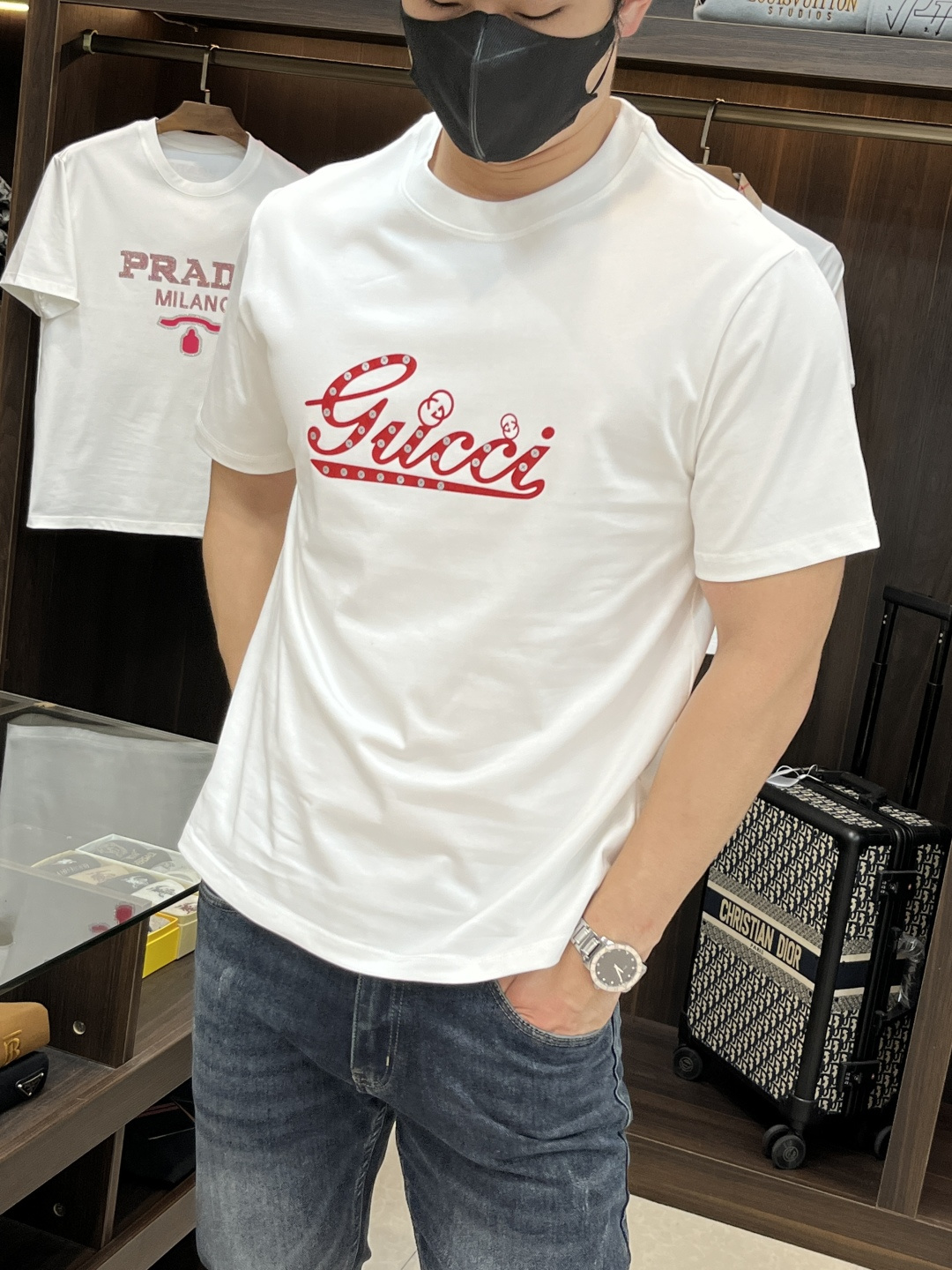 NO:650202,Mainly recommended by Gucci. Exclusively for autumn new Gucci fashionable casual round neck short sleeves, high-density 320g pure cotton fabric, advanced dense needle embroidery, high-end European original single T-shirt, trendy fashionable casual half-sleeves. High breathability and comfort, impeccable details, brand element design concept, reflecting high quality. Presenting casual tailoring, the upper body shape is awesome!  Size M-3XL H2025 new model first release,,gucci,gucci,T-shirt,tees,t-shirt,alexander wang19860909主推 Gucci 独家专供秋季新款古驰时尚休闲圆领短袖,高密度320克纯棉面料,高级密针刺绣、高端欧版原单T恤,潮流时尚休闲半袖 透气舒适度高,细节无可挑剔,品牌元素设计理念,体现高品质.呈现休闲裁剪,上身版型超赞！码数M-3XL H2025新款首发,,gucci,gucci,T-shirt,tees，t-shirt,alexander wang,Men's clothing